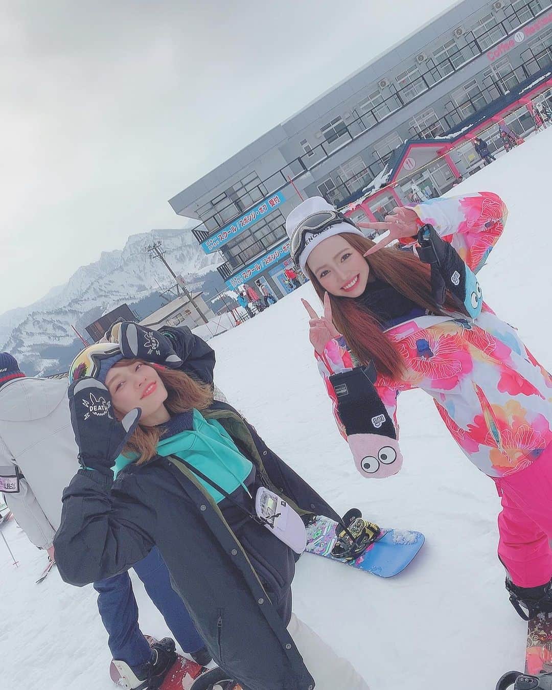 彩田真鈴のインスタグラム：「・ 前にさあちゃんとみなちゃんとスノボ行った時の写真🏂♡ ・  #スノボ #スノボ女子 #スノボウェア #雪景色 #雪遊び #女子旅 #アウトドア #アウトドアファッション」