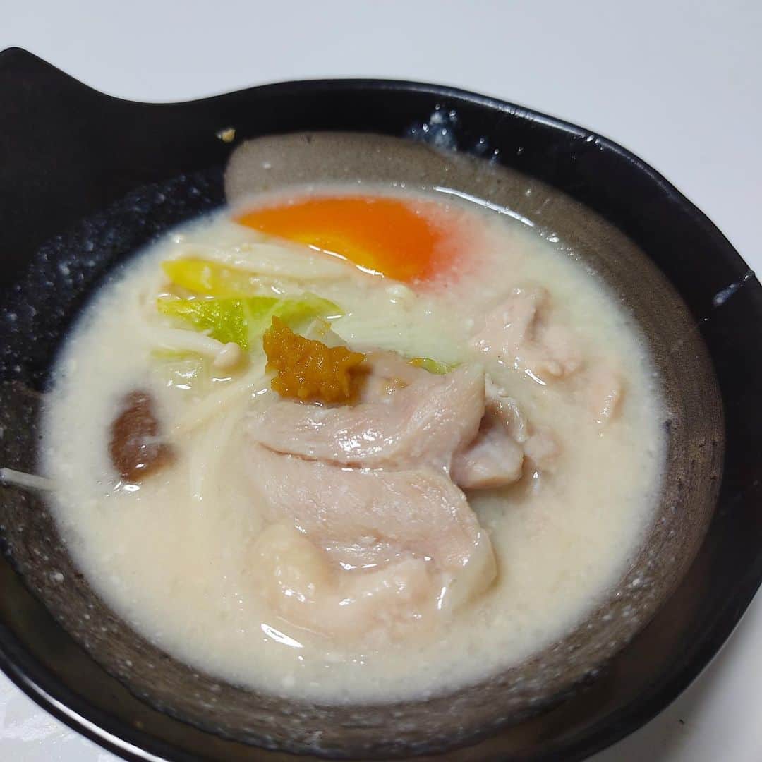 青山日和さんのインスタグラム写真 - (青山日和Instagram)「ㅤㅤㅤㅤㅤㅤㅤㅤㅤㅤㅤㅤㅤ あの幸 @sumiyaki.saiwai さんの 鷄プル発酵鍋がお家でも楽しめる と聞いて早速♪ （僕も食べたい…と銀ちゃん。ダメです。） 　 セット内容は約２ー3人前の ✔︎発酵鶏肉 ✔︎お野菜セット ✔︎お豆腐 ✔︎味変のお味噌 ✔︎お出汁 ✔︎とろろ です！ （オリジナルのお箸も付いてました♡） 　 ぱっと見 「こんなんぺろり、やろ！」 と思われるかもしれませんが 　 後添加のとろろと酒粕ベースのお出汁 による食べ応えはすごいです。 そして、鶏肉もたくさんです🐔  しっかりとお鍋を楽しんだ後 〆はご飯を入れました🍚 　 そして、 この酒粕お出汁がほんっまに美味しくて もったいないすぎる！！！ となりまして、 　 翌日のご飯用に カレーにアレンジしました🍛 酒粕の風味がカレー粉と合わさって また違うNICEさ！！ 　 当日も美味しくて 翌日も美味しいなんて！！ 最高！ （私の場合更にカレーうどんにもする笑） 　 非常に大満足なお取り寄せセットでした♪ 　 また落ち着いたら お店にもいきたいな🐔🐔♡ 　 ※お鍋の注文は @sumiyaki.saiwai さんの プロフィールからかdmにて✉️ 　 #鷄好き#鍋#お取り寄せグルメ#発酵鍋#鷄プル発酵鍋#心斎橋グルメ#冬といえば#おうちごはん#あおやまご飯日記」2月9日 17時35分 - hiyo131131