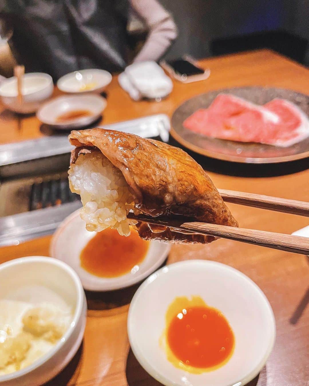 瀬口かなのインスタグラム：「先日、焼肉うしごろ表参道店で贅沢ディナー🙏﻿ ﻿ 極みコースでお肉を堪能🤤✨﻿ ﻿ ﻿ お肉は、﻿ 極みのタン﻿ 厳選厚切りハラミ﻿ 厳選赤身の焼きしゃぶ﻿ ザブトンのすき焼き﻿ ﻿ もう名前だけ見ても美味しいそうでしょ？﻿ お肉も最高に美味しかった😫🙏🙏🙏﻿ ﻿ ﻿ 他にも﻿ 厳選和牛のタルタルユッケ﻿ ずわい蟹のクリームコロッケ﻿ 牛ヒレ･フォアグラ･トリュフのロッシーニサンド﻿ ﻿ 美味しかった〜〜〜🙏✨﻿ 久々に贅沢できました🥺﻿ お店の方のホスピタリティーも素敵だった🕊 個室もあるから女子会もできちゃうな。﻿ ﻿ また絶対行きたい！﻿ がんばろう🏃‍♀️﻿ ﻿ あと水キムチが美味しすぎたんだけど、お買い取りしたい。笑﻿ ﻿ ﻿ ﻿ ﻿ ﻿ #うしごろ #ushigoro #うしごろ表参道店 #ushigorobambina  #ushigorokan #焼肉 #表参道 #表参道ランチ #表参道グルメ #表参道ディナー #渋谷グルメ #贅沢ディナー」