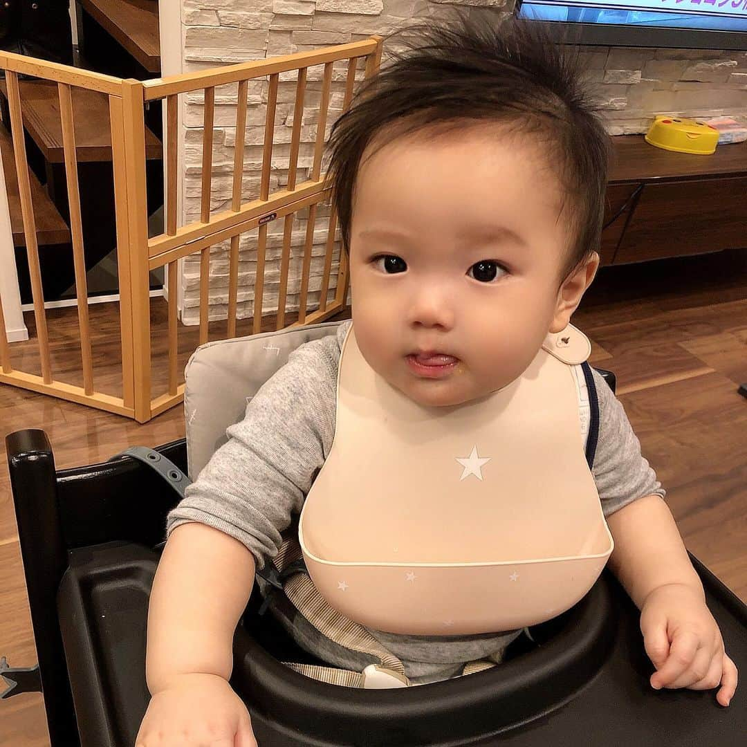 紗季のインスタグラム：「いつも逆立ってるヘアーを最近パパがお水でセットしてはります👶🏻w なんか男の子っぽいやーん😚❤️ . . . . . .  . . . . . . . . . . . . . . . . . . . . . . . . . . . #ナチュラルヘアー#イケメンベビー#イケメン赤ちゃん#親バカグラム#舌ペロ#むちむちベビー  #lovebabyboy #可愛すぎてたまらん#大好きが止まらない#ふわふわヘア#ママスタ#ママさんと繋がりたい#三兄弟#親バカ万歳#男三兄弟#親バカ部 #赤ちゃんのいる生活 #赤ちゃんのいる暮らし #男の子ママ #ベビスタグラム#ベビフル#ままのて#9ヶ月ベビー#9ヶ月赤ちゃん#可愛い赤ちゃん#angelababy#babyboy#親バカ部ig_baby#ママリ#るーちゃん🌙」