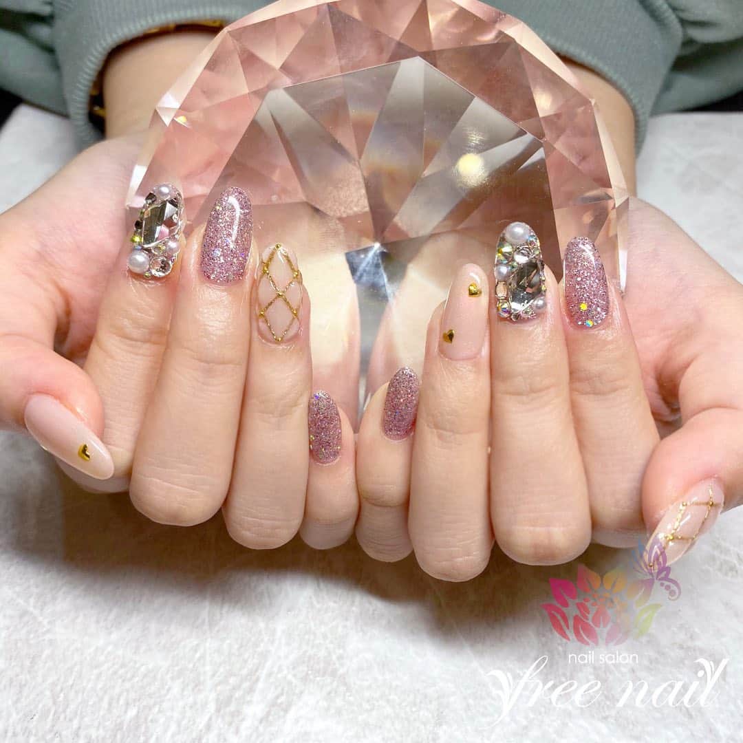 free nail フリーネイルのインスタグラム：「. お客様ネイル💅🏻☃️ . キルティングネイル💗 . ラブリーピンク⛄️💗 . ご来店ありがとうございました🙇🏻‍♀️🙇🏻‍♀️🙇🏻‍♀️💗 . #ネイルアート #ジェルネイル #ネイルサロン #大阪ネイルサロン #ネイルデザイン #ネイルチェンジ #キルティングネイル #ぷっくりネイル #グリッターネイル #ビジューネイル #ピンクネイル #キラキラネイル #デザインネイル #トレンドネイル #ラブリーネイル #ガーリーネイル #ロングネイル #冬ネイル #winternails #nailsart #nailsdid #美甲 #日式美甲 #日式美甲胶 #日本美甲师 #日本美甲老师 #美甲上课 #日本胶 #フリーネイル #freenail」