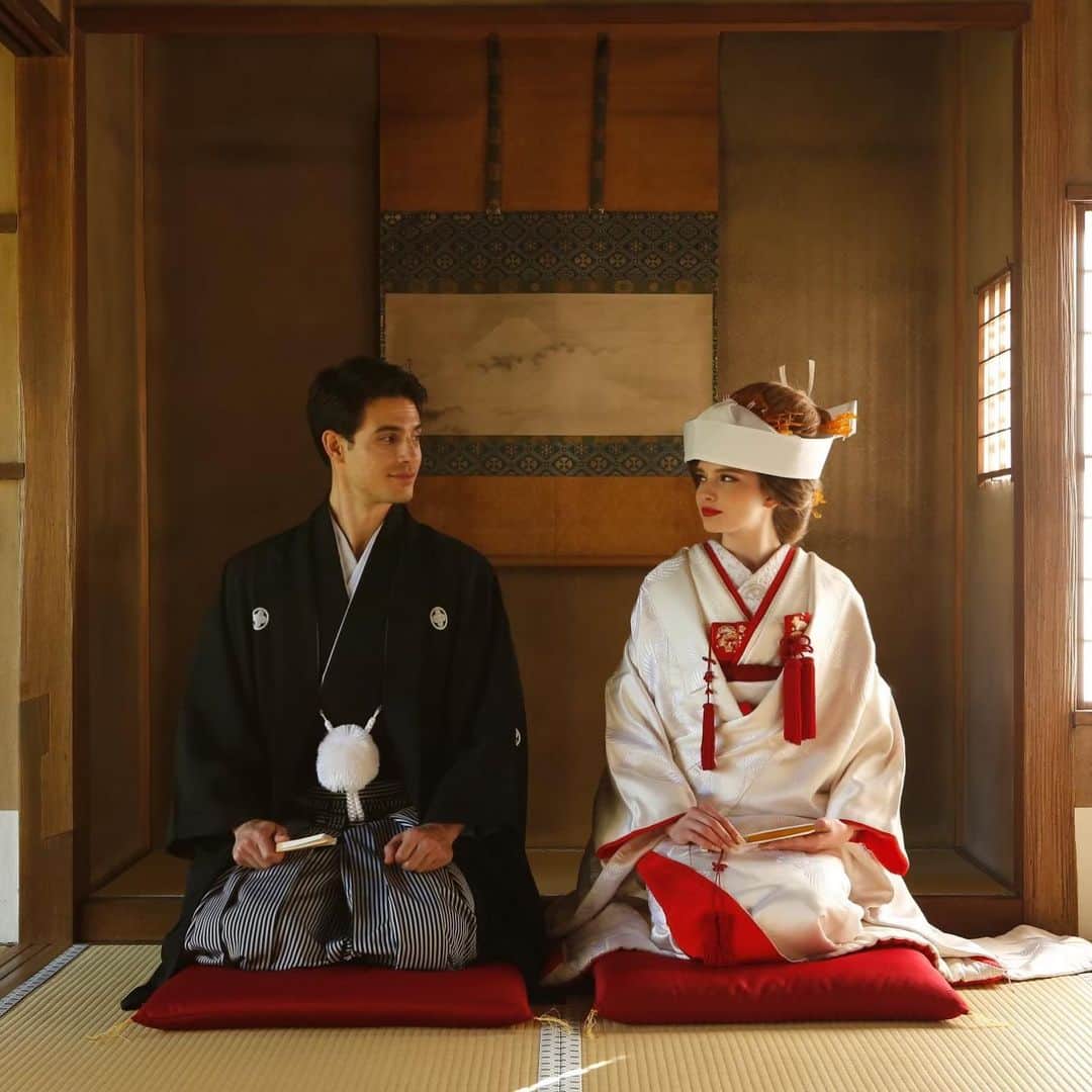 The KAMAKURA WEDDINGのインスタグラム：「正絹の白無垢に深紅の小物でアクセントを。地毛で作る高島田結いには伝統的な鼈甲のかんざし。本物だからこその上品な仕上がりに。」