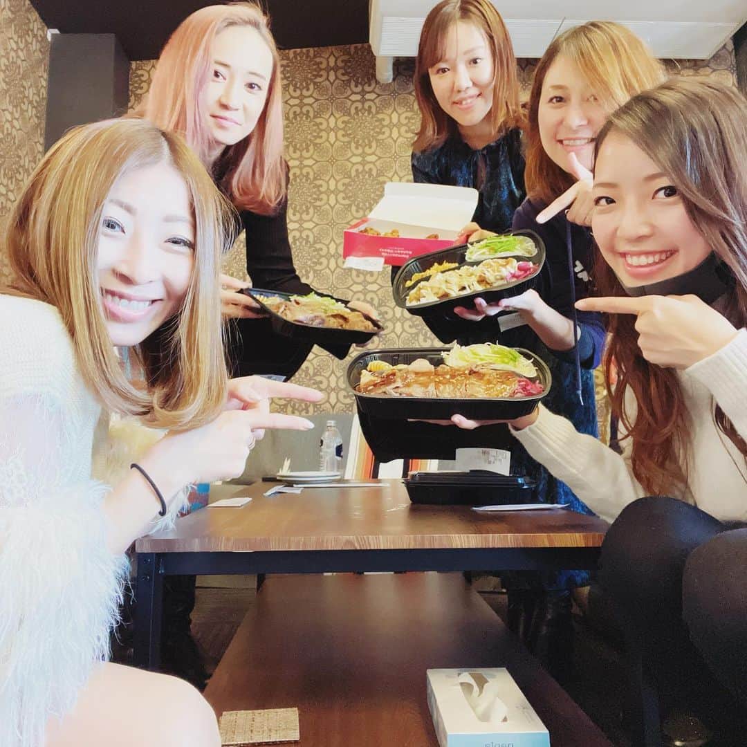 水田真依子のインスタグラム：「福山にあるテイクアウト専門店で^ ^ 早いし　美味しいし^ ^ 選ぶのたのしーい^ ^  是非是非行ってみて🎵  #フードスタジアム  #福山テイクアウト #福山グルメ #fukuyama #fukuyamacity #お弁当  #テイクアウト  #からあげ  #からあげ弁当 #焼肉弁当  #オードブル #スイーツ  #頑張るママ #ママ業 #主婦応援隊📣 #子供大好き弁当 #ダイエット」