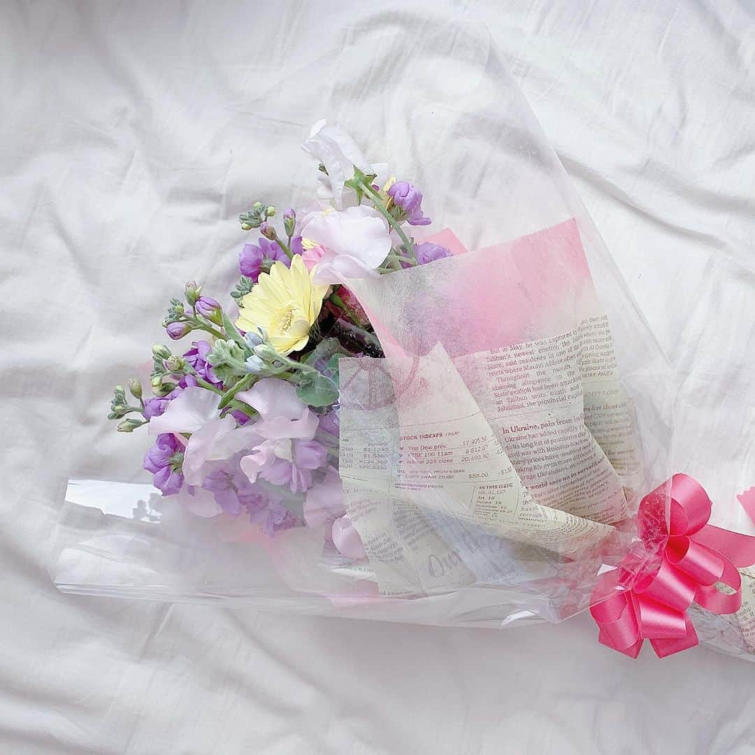 はやめいさんのインスタグラム写真 - (はやめいInstagram)「🐻‍❄️  退院するときにまひろが 花束をもってお迎えに 来てくれました ⸜🌷︎⸝‍  綺麗な花束 𓈒 𓂂𓏸 嬉しかったです ⸝⸝」2月9日 17時52分 - haya.mei