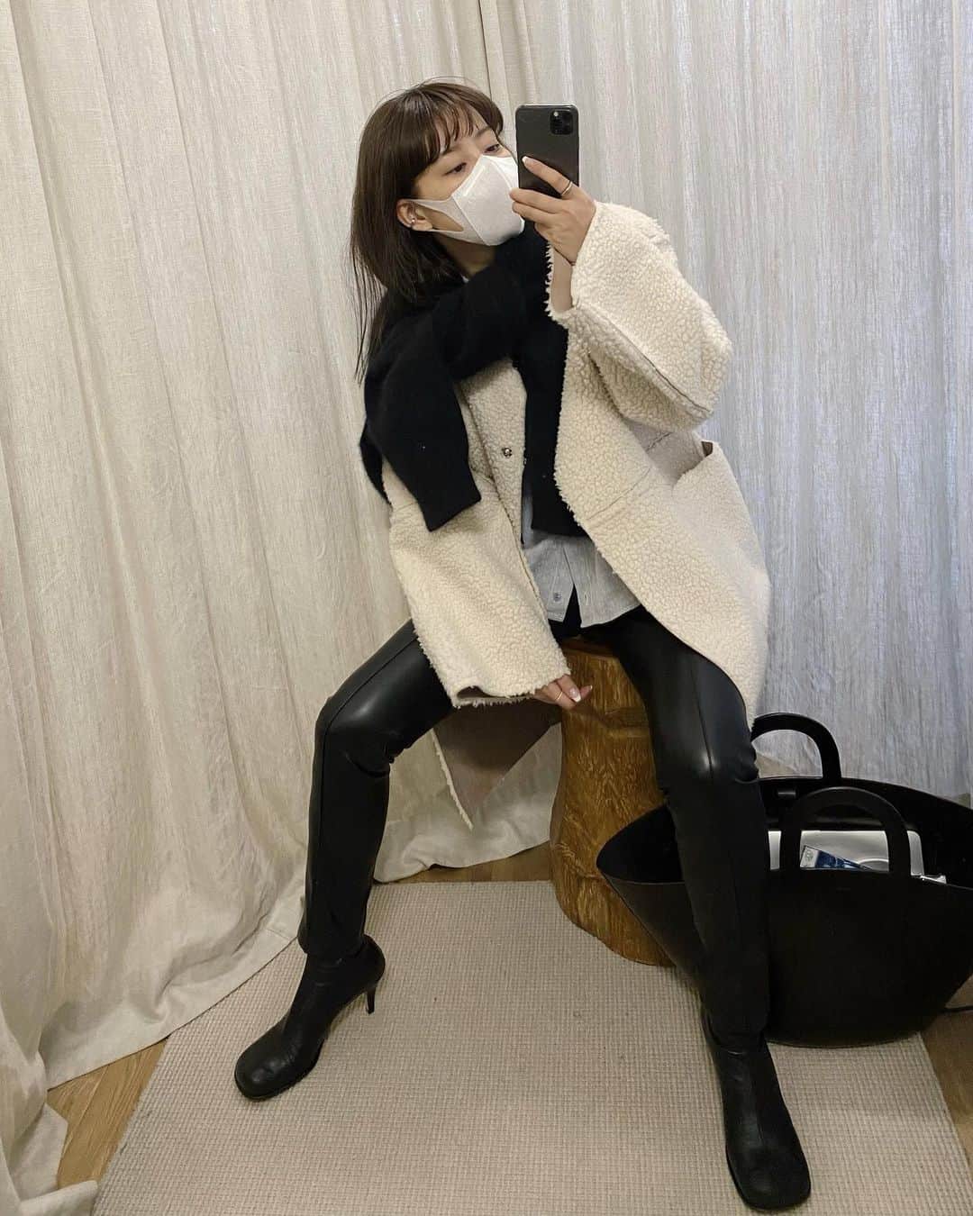 JUNNAのインスタグラム：「我が家の敷居を跨いだお洋服...。  ↑ (昨日の #クラブハウス で話した敷居話し)  たまには私服も🐒  一昨年発売したボアのあったかアウター 去年も今年もずっと大切に着ている  ボトムは暖かくて着痩せして見える お気に入りのフェイクレザータイトパンツ  寒いもん。 暖かい服が着たい。 でも少し春っぽく洒落たいのです そんな日にレギンス感覚で履いてる  シャツ＋ニットは仕事着の定番スタイル  靴はスニーカーにしようか迷ったけど 今日は来年のアウターの1STサンプルチェック だったからブーツで💪  お洋服は仕事の内容に合わせて 前夜に決めるタイプ。  outer/ #etretokyo  knit/ #etretokyo  shirt/ #maisonmargiela  T shirt/ #jonnlynx  bag/ #laurenmanoogian  boots/  #BottegaVeneta  #156cm#今日 #今日のコーデ #敷居を跨いだお洋服」