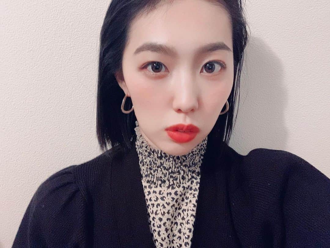 のインスタグラム：「・ ❤️🍫🌹📕💄💋  (ちゃんとメイクしたから 自撮りしようと思ったら 面白い顔が撮れた。 1枚目…どんな気持ちの顔？笑 2枚目は…おまけ笑)」