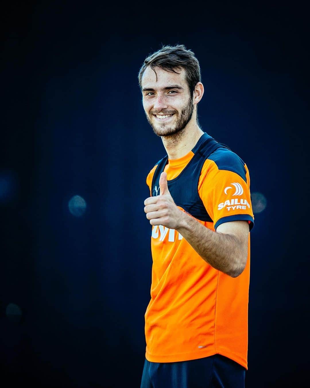 バレンシアCFさんのインスタグラム写真 - (バレンシアCFInstagram)「Hi all! Have a good day 👍🏼  😃 @vitaldent_es   #AMUNTValencia 🦇 #ValenciaCF」2月9日 17時47分 - valenciacf