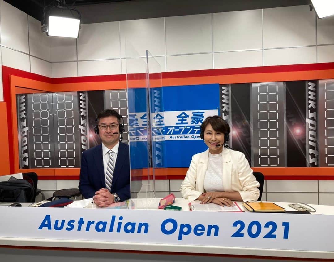 森上亜希子のインスタグラム：「今日は日比野選手の解説をさせて頂きました。  菜緒ちゃん、おめでとう🎉㊗️ 試合の内容は是非放送を見て下さい‼️  菜緒ちゃん、良く我慢して頑張りました！  写真は昨日の大坂選手の試合の解説でご一緒させて頂いた実況の早瀬アナウンサーと。  NHKでは今夜23時45分から総合で放送です。 是非ご覧下さい。  #nhk #解説 #全豪オープンテニス #テニス #tennis」