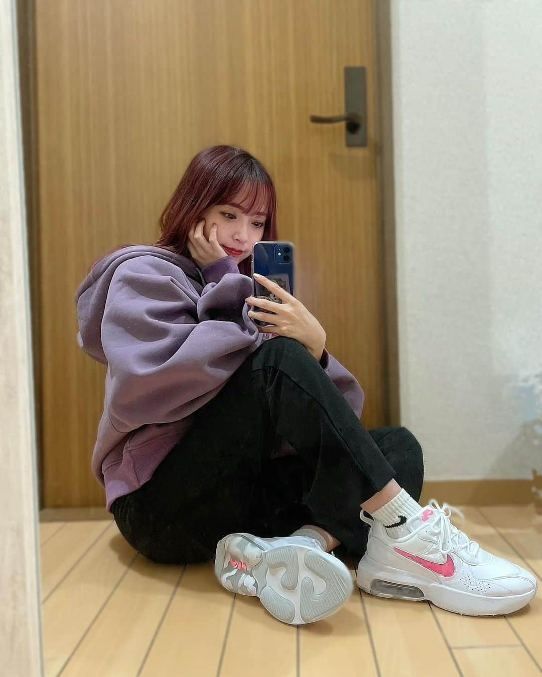 加藤愛永のインスタグラム：「最近はAIR FORCEばっか履いてたから 久しぶりのAIR MAX〜！！ . バレンタインらしいLOVEのワンポイントが入った AIR MAX VERONA VDAY が発売中だよ🥺🍫 ABC-MART GRANDSTAGE限定のシューズで 他ではゲット出来ないプレミアムスニーカー！ . 結構厚底でかかと飛び出してる形が どタイプゴツくて可愛い🥲💗 やっぱり白スニーカー可愛くて心躍る 裏もポイント入ってるの沸いた！！！ . . @abcmart_grandstage #PR #ABCGS #abcmart #abcマート#VERONA　#NIKE#スニーカー女子 #スニーカー #バレンタイン」