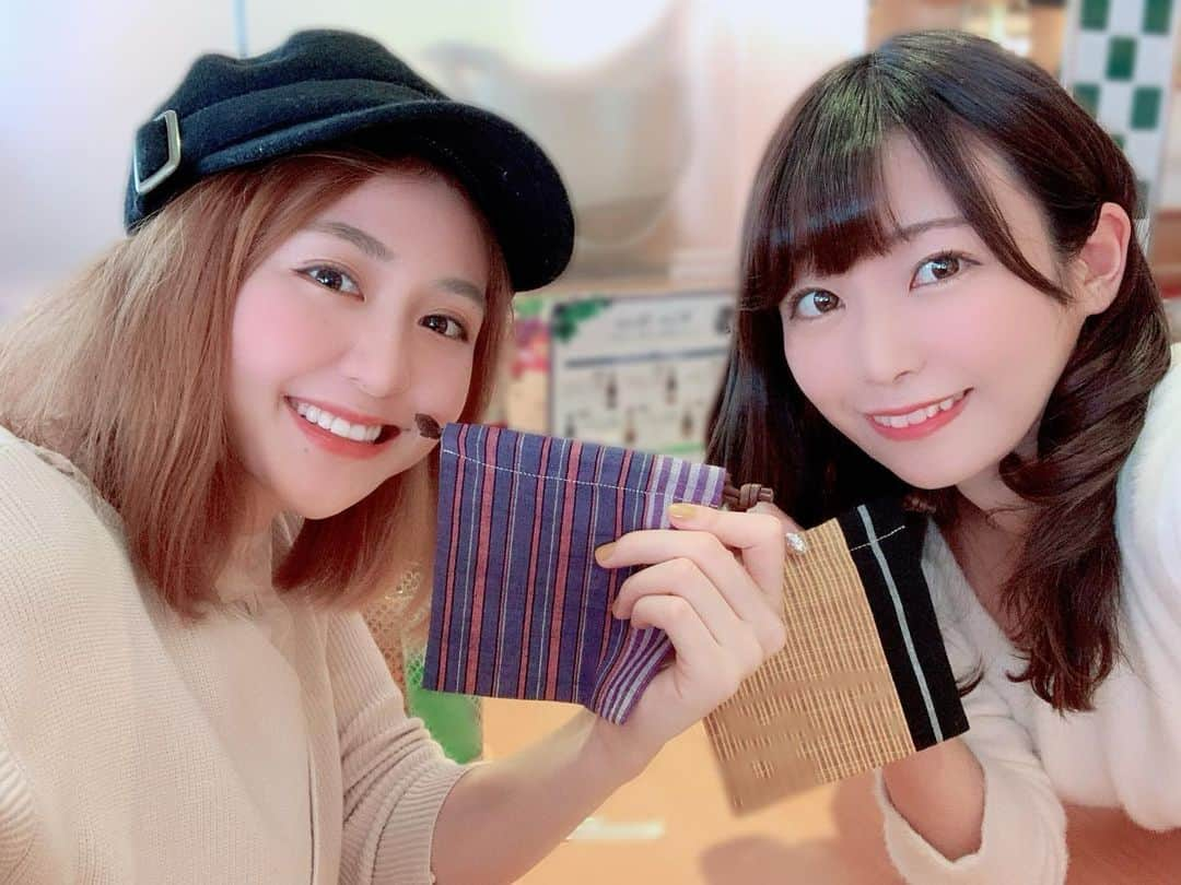 福島ゆかのインスタグラム：「：あんちゃん  大好きあんちゃんと久しぶりに会えました！  あんちゃんてハーフみたいでぱっちり。だけど話すとめーちゃーくーちゃーおっとりしてて面白いよね🙂  1分に1回面白いよ（笑）  会津木綿の巾着おそろいにしたよ🐼  #再会 #久しぶり #ランチ #食べ放題 #じゃないのに #食べまくった #それに付き合ってくれる #友達 #に #感謝 #ありがとう #福島 #会津 #会津木綿 #富山 #今度行きたい #鱒寿司 #大好き #あんちゃんの #アイシャドウ  #キラキラ #可愛かった」