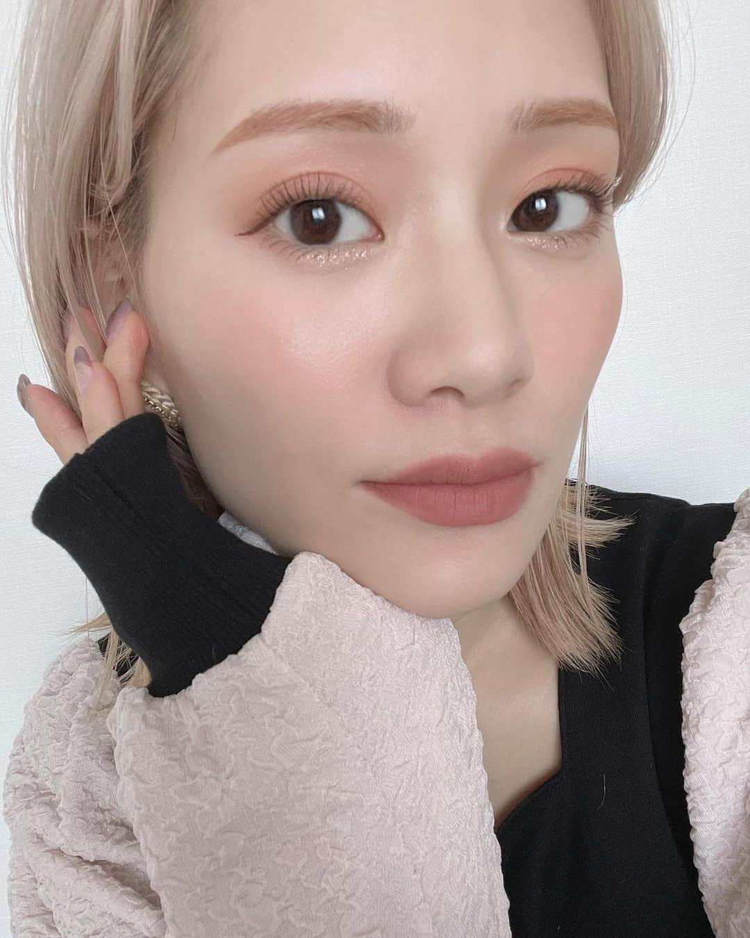 Arisaさんのインスタグラム写真 - (ArisaInstagram)「今日のmake💄 韓国風に！ 髪の毛ピンクが完全抜けたー🥺！ このメイク大好きだから暫くずっとこのメイクかも😂  アイシャドウ→MACパウダーキスアイシャドウ マイトゥイーディ（アイホール）.ベルベット（眉下）、下瞼はaddictionスパークルアイシャドウ001  リップ→MACパウダーキスリキッド オーバーザトープ  チーク→アピューパステルブラッシャーJCR01  MACのパウダーキスラインがほんっとうに可愛い🥺❤️❤️❤️❤️❤️ 追加したくなるわー。  是非参考にしてね❤️❤️  #ヌーディメイク#マットシャドウ#ハイトーン#ハイトーンボブ#ハイトーンカラー#アイメイク#韓国メイク#韓国風メイク#涙袋メイク#涙袋ぷっくり#裸眼メイク#裸眼#maccosmetics#パウダーキスリキッドリップカラー#パウダーキスアイシャドウ#메이크업#마수나가#아이메이크업」2月9日 17時59分 - saarariii