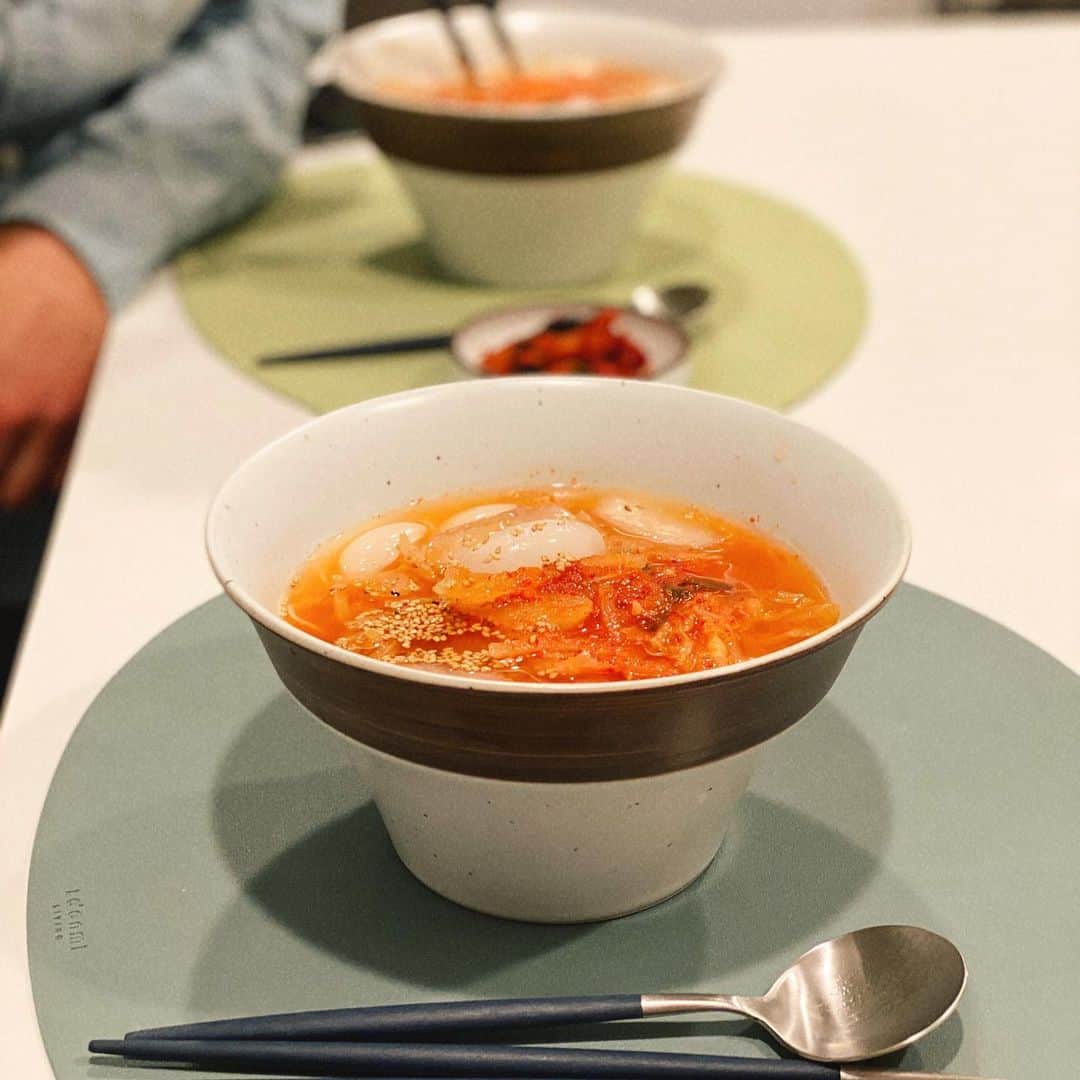 パク・ウンジのインスタグラム：「르앤미 테이블 매트 잘 받으셨나욤?!💚  오늘은 김치말이 국수🤙  밥 다 먹고 우리 빵순이와 멸치 스테~이 쇼 했네요 ㅎㅎ  피드 끝까지 봐주세요 👉👉」