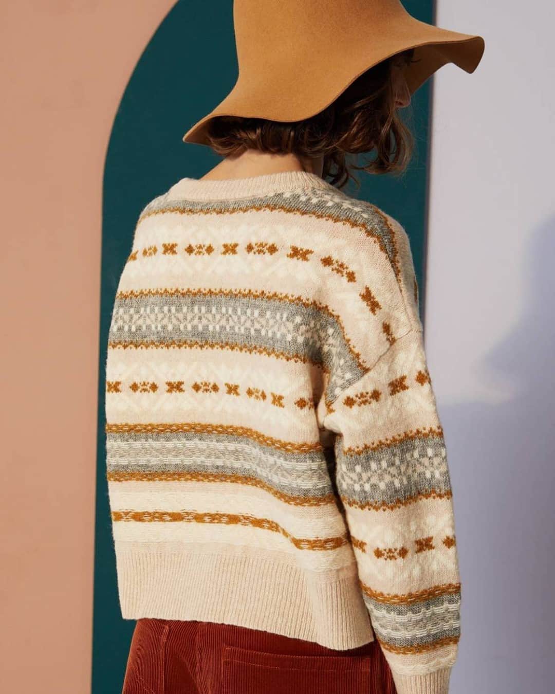 のインスタグラム：「Outre les vêtements de travail, Le Mont Saint Michel est aussi spécialiste de la maille et puise son inspiration notamment dans les jacquards d’archives de la Maison. 🧶 On aime particulièrement celui-ci pour son jeu de fils flottés sur l’endroit et sur l’envers qui requiert un savoir-faire technique et lui confère une touche de modernité. _____  In addition to work clothes, Le Mont Saint Michel also specializes in knitwear and draws its inspiration notably from the House’s archival jacquards. We particularly like this one for its play of threads floated on the front and the back, which requires technical know-how and gives it a modern touch.  #lemontstmichel #knitwear #knitwearfashion #wintersweater」