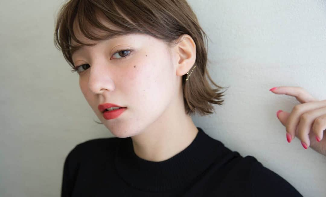 HAIRさんのインスタグラム写真 - (HAIRInstagram)「「アッシュでモードなイケメン可愛いを目指さない？」 HAIR掲載スタイリスト：NARUOKA （ @veil__naruoka ） . -----------------------------------------------------------  Follow me👉🏽 @hair.cm  HAIR webサイトは「HAIR（ヘアー）」で検索！✨  -----------------------------------------------------------  HAIRは、お客様の『なりたいを叶えるスタイリスト』が集まるサイトです。  日々スタイリストの方々の素敵なヘアスタイルを掲載しています。  投稿スナップ数約40万の中から、気に入ったスタイルを見つけませんか？  HAIRを通じてサロンに予約もできますよ！💕  ----------------------------------------------------------- . . #外国人風 #アッシュ #透明感 #簡単ヘアアレンジ #ウェットヘア #ヴェール #ヘアスタイル #髮型 #髮型屋 #髮型設計 #发型 #短髮 #日系髮型 #女生髮型 #女生短髮 #염색 #헤어 #단발 #bob #복구펌 #짧은머리 #숏컷」2月9日 18時00分 - hair.cm