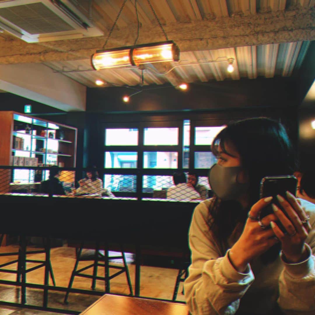 吉岡久美子さんのインスタグラム写真 - (吉岡久美子Instagram)「かわいすぎるクッキー🍪 #ジンジャーブレッドマン ❤️ 、 お姉ちゃんと可愛すぎて 調べて行った🥺🥺🥺 、 コーヒーもおいしかった〜！ ※顔とかいろいろオフすぎて謝罪😂 、 、 このカフェ京都と大阪にもあるらしいけど 調べた感じ、神戸のクッキーが かわいすぎた🥺🍪🍪🍪❤️ 、 でもな、めっちゃ可愛かったけど ここだけの話…なんか途中で どっかいってん…クッキー…逃げた… 、 調べたらクッキーマンって 時々そういうことがあるらしい〜ひぃ〜 、 ほんまにこわい🤣🤣🤣🤣 どこいったん🥺(笑) ほんまに最後までみつからんかった🤣 、 、 つぎは一口で食べよ(笑) 、 、 #カフェ #カフェ巡り #カフェ好きな人と繋がりたい #カフェスタグラム #カフェ巡り好きな人と繋がりたい #カフェラテ #カフェ部 #カフェ活 #カフェ女子 #ケーキ #スイーツ #神戸 #神戸カフェ #元町 #元町カフェ #三宮 #三宮カフェ #乙仲通り #乙仲カフェ #乙仲通りカフェ #乙仲通りカフェ #クッキー #ジンジャーマンクッキー #コーヒー #schoolbuscoffeestop #schoolbuscoffee」2月9日 18時00分 - kuunyaaan