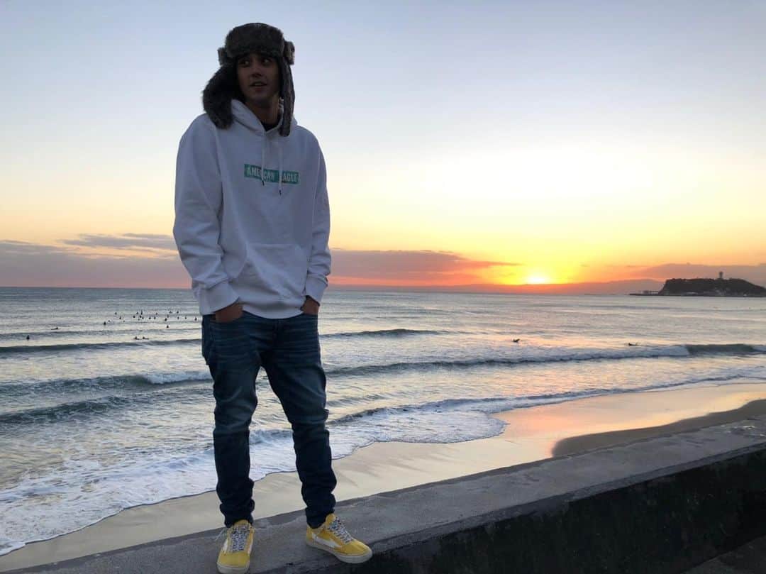 アメリカンイーグルのインスタグラム：「AE X Naito グラフィックフーディは、とても柔らかい素材で着心地最高！ デニムにさらっと合わせるだけでCASUAL＆COZYスタイルに✨   @yuya__shibusawa  着用アイテム：AE X Naito フリースグラフィックフーディ, AirFlex＋スタックトスキニージーンズ   公式オンラインストアをチェック⇒ www.aeo.jp   公式LINEをフォローしてスペシャルオファーなど様々な情報をゲットしましょう！☺   #AExME #AEJeans #AE #americaneaglejp #アメリカンイーグル #AExNAITO」