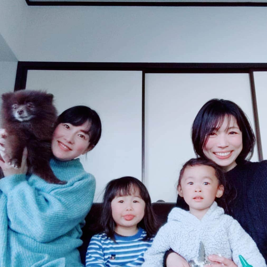 吉村美樹さんのインスタグラム写真 - (吉村美樹Instagram)「出産前におうちで遊べてよかった☺💞娘は😛このお顔がお気に入り（笑）禅寺丸も嬉しそうでしたUo･ｪ･oU週末には臨月に突入です🤰💦はやい💦 #マタニティライフ #二人目妊娠中 #妊娠９ヶ月 #妊娠後期 #もうすぐ臨月 #ママ友達 #サトルジャパン #モデル #ママモデル #吉村美樹 #ポメラニアン #禅寺丸 #犬🐶」2月9日 17時55分 - yoshimuramiki0911