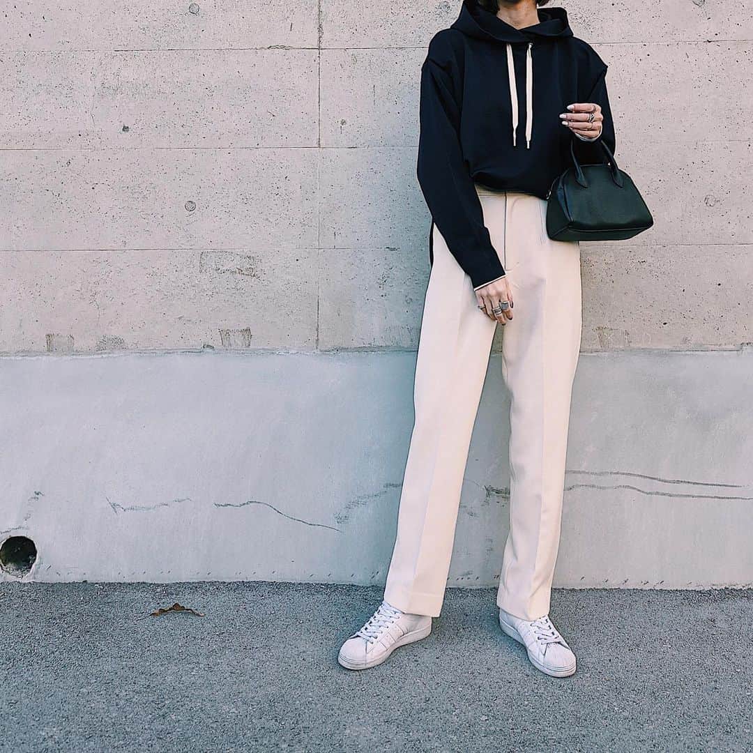 maai0528のインスタグラム：「〻👩🏼‍🦱🐰🍋🧃 Navy×White‥☺︎ ラフにみえがちのパーカーなんだけど 形がバルーンぽいシルエットで ちゃんと女性らしいさもあるから最高。 ↑ @herin.cye  ． しかも、 私の好きなジャージのような生地だから 季節問わず着れるが嬉しい♡ ． ．  #fashion  #HeRINCYE #MOUSSY  #teampixel #baroque_pixel #pixelで撮影」