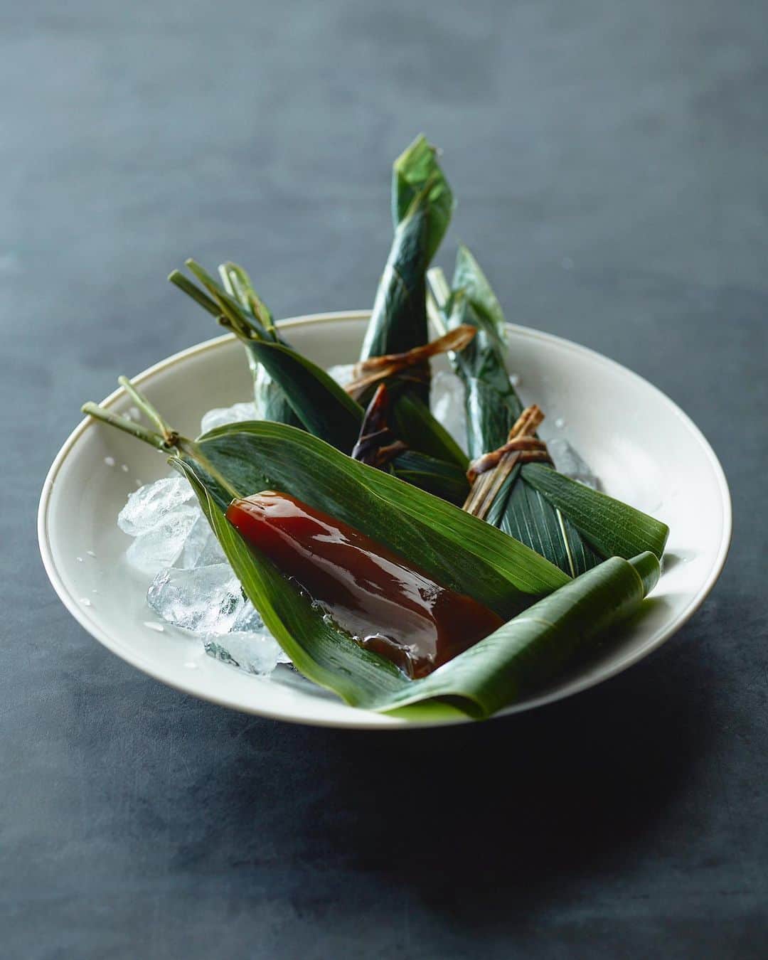 Hanako公式さんのインスタグラム写真 - (Hanako公式Instagram)「今週は和菓子ウィーク🦔火曜日は…  〈紫野和久傳〉のれんこん菓子 西湖／京都 形を損なわないよう工夫された結び方で生笹に包まれているのは、蓮粉を和三盆糖と和三盆糖蜜で練り上げた生菓子。「葛餅やわらび餅とは異なる風味と食感で、夏場にツルッと食べたくなります。外出がままならない時が多いなか、料亭の味をお取り寄せできる手頃さもベストでした」  Contributor：ぼる塾・田辺智加 ／お笑い芸人  〈紫野和久傳〉 ■竹籠10本入り4,104円（税込） ■京都府京都市中京区堺町通御池下ル丸木材木町679 ■10：00～19：00 ■元日休  【Hanak1193_ときめく！スイーツ大賞2021】﻿ #Hanako #Hanako_magazine #お茶好き#日本茶カフェ #和菓子 #和菓子好き #おはぎ好き #抹茶好き #京都カフェ #紫野和久傳 #西湖 #京都土産 #photoby_KichiFukuda」2月9日 17時57分 - hanako_magazine