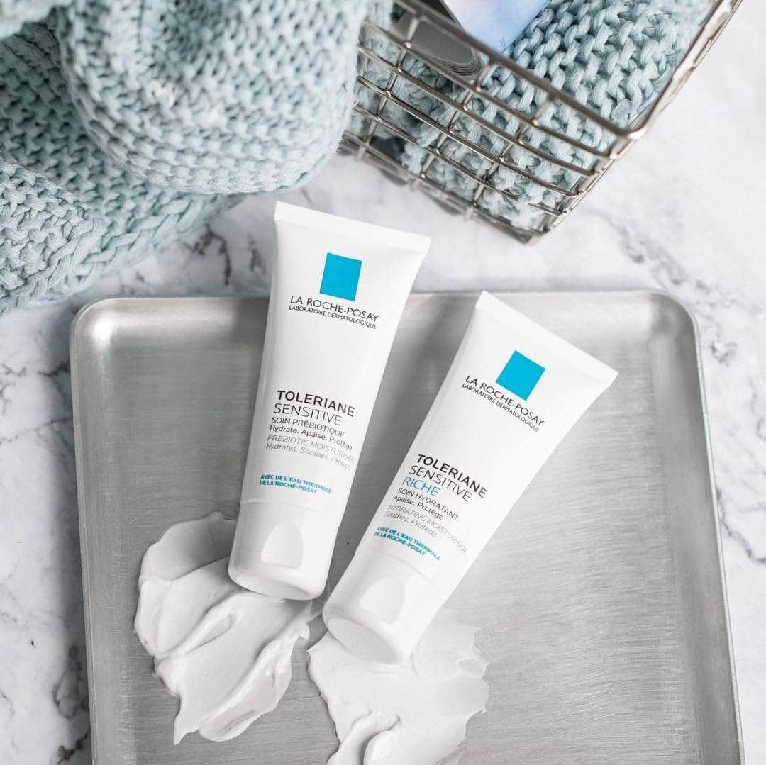 LA ROCHE-POSAY JAPAN ラロッシュポゼのインスタグラム：「＼保湿ケアをサポートする #トレリアン センシティブリッチ ／  2月は肌の水分保持力が低下し、乾燥が気になる季節ですね。 そのお悩みをトレリアン センシティブ でサポート🌿  乾燥や肌あれを防ぐナイアシンアミド（整肌成分）や 肌をやわらげ水分蒸発を防ぐグリセリン等 うるおい成分を70%以上配合してます✨  敏感肌にお悩みの方や赤ちゃんにも使えるので ご家族皆さんで使用できる保湿クリームです。  濃密な使用感なのにベタつかないテクスチャーです✨ 是非この機会にお試しください。  トレリアン センシティブ 40mL 4,400円（税込） トレリアン センシティブ リッチ 40mL 4,400円（税込）  #ラロッシュポゼ #larocheposay #乾燥肌 #敏感肌 #敏感肌対策 #乾燥対策 #スキンケア #低刺激 #冬メイク #敏感肌コスメ #ドクターズコスメ #保湿ケア #美肌レシピ #美肌作り #肌荒れ改善 #素肌感 #素肌美人 #素肌美 #スキンケアマニア #肌メンテナンス #肌断食 #デイリースキンケア #保湿クリーム #肌ケア #美容好きさんと繋がりたい #肌の悩み #スキンケア好きさんと繋がりたい #ボディクリーム #コスメレポ」