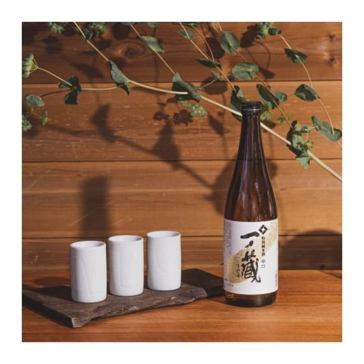 IKKONさんのインスタグラム写真 - (IKKONInstagram)「. 【IKKONで日本酒飲み比べ】  今回飲み比べた日本酒は 【一ノ蔵　特別純米酒　辛口】 宮城県の一ノ蔵株式会社のお酒です。 米由来の甘味と純米酒らしい酸味や キレ味があるバランスの良い一本です♪ ぬる燗で飲むのもおすすめです！  ◎Round お米の旨味を深く感じる  ◎Straight スッキリとしたキレ味を感じる  ◎Narrow スッキリとスマートな喉越し。 ﻿  このように1本の日本酒で、 3種類の味わい方ができるのがIKKONです。﻿  是非お気に入りの日本酒で 試してみてくださいね！  詳細は【@ikkon.life】 プロフィールリンクから。  ------------------------------------------- 【IKKONとは】 IKKONとは3種の味わい方が 楽しめるぐい呑みです。  二重焼という大堀相馬焼の特徴と、 その内側の形状を工夫することにより 空気との関わり方が変化。 それによりお酒の味の深みや風味を 楽しみ尽くすことができます。  それぞれの特徴を紹介します。  Round フルーティーな優しい 甘味を味わう  Straight 複雑な味わいをしっかりと 十分に味わう  Narrow 飲む過程で起きる 変化を味わう -------------------------------------------  #ikkon #一献 #飲み比べ #呑み比べ  #日本酒飲み比べ #日本酒好き #酒スタグラム  #ポン酒 #sakelover #ポン酒ダグラム  #酒スタグラム #ポン酒タグラム #日本酒部  #日本酒が好き #日本酒らぶ #日本酒で乾杯  #日本酒飲もう #日本酒好きとつながりたい  #日本酒飲みたい #利酒  #酒器 #酒器セット #日本酒好きな人と繋がりたい #日本酒女子  #日本酒大好き #ponshutagram #sakestagram #宮城のお酒 #一ノ蔵 #大堀相馬焼」2月9日 18時01分 - ikkon.life