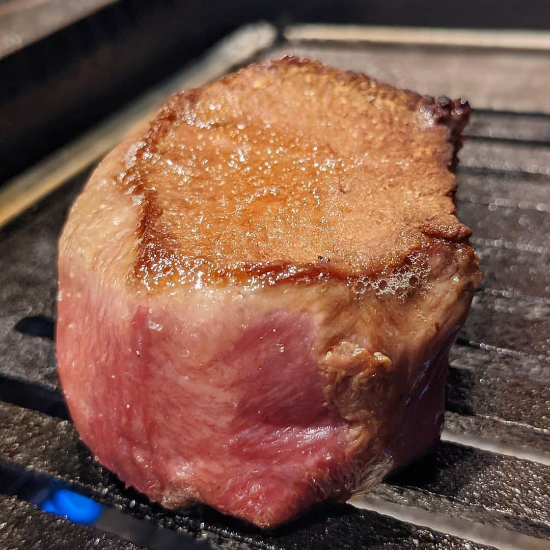 大見さなえさんのインスタグラム写真 - (大見さなえInstagram)「厚切りたーーーん🤤🍖💓﻿ 船橋『#牛gyu 』②﻿ ﻿ 完全個室で、専属の焼き師さんが すべての﻿お肉焼いてくださるから 会話やお肉に集中して向き合える☺️💓﻿ ﻿ 分厚いタンやシャトーブリアンは寝かせ焼きで﻿ 旨味を閉じ込めて(*´꒳`*)🍖﻿ タンは周りカリッと中はほんのりピンク色☺️﻿ ﻿ 完全個室のスタイリッシュな大人な空間✨﻿ デートや接待に利用したいお店🙆‍♀️﻿ ﻿ 牛コース11000円﻿ •和牛の先付﻿ •オーガニックリーフのスクランサラダ﻿ •和牛ユッケ﻿ •キムチの王様(マグロ鯛ホタテ海老松の実くこのみ)﻿ •旬菜スープ﻿ •タン塩焼き﻿ •山形牛シャトーブリアン﻿ •本日の特選サーロイン﻿ •著休め﻿ •本日の特製部位﻿ •太田牛うちもも、ランプハラミ﻿ •冷麺/ガーリックチャーハン﻿ •アイスクリーム/フルーツ﻿ •コーヒー/紅茶﻿ ﻿ エリア　船橋﻿ 予算10000円〜14000円﻿ ﻿ #船橋焼肉 #牛 #焼肉 #完全個室﻿」2月9日 18時04分 - tabe_megumi