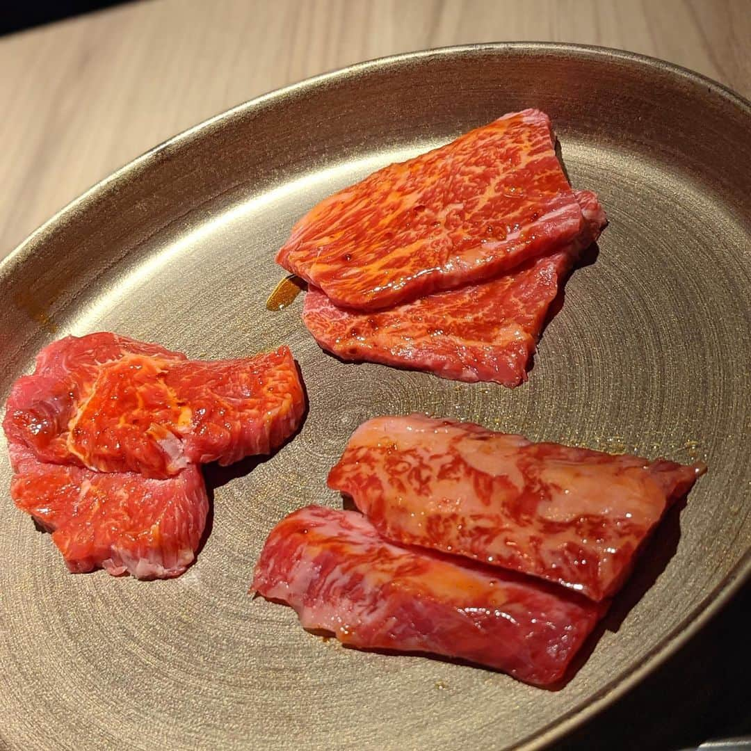 大見さなえさんのインスタグラム写真 - (大見さなえInstagram)「厚切りたーーーん🤤🍖💓﻿ 船橋『#牛gyu 』②﻿ ﻿ 完全個室で、専属の焼き師さんが すべての﻿お肉焼いてくださるから 会話やお肉に集中して向き合える☺️💓﻿ ﻿ 分厚いタンやシャトーブリアンは寝かせ焼きで﻿ 旨味を閉じ込めて(*´꒳`*)🍖﻿ タンは周りカリッと中はほんのりピンク色☺️﻿ ﻿ 完全個室のスタイリッシュな大人な空間✨﻿ デートや接待に利用したいお店🙆‍♀️﻿ ﻿ 牛コース11000円﻿ •和牛の先付﻿ •オーガニックリーフのスクランサラダ﻿ •和牛ユッケ﻿ •キムチの王様(マグロ鯛ホタテ海老松の実くこのみ)﻿ •旬菜スープ﻿ •タン塩焼き﻿ •山形牛シャトーブリアン﻿ •本日の特選サーロイン﻿ •著休め﻿ •本日の特製部位﻿ •太田牛うちもも、ランプハラミ﻿ •冷麺/ガーリックチャーハン﻿ •アイスクリーム/フルーツ﻿ •コーヒー/紅茶﻿ ﻿ エリア　船橋﻿ 予算10000円〜14000円﻿ ﻿ #船橋焼肉 #牛 #焼肉 #完全個室﻿」2月9日 18時04分 - tabe_megumi