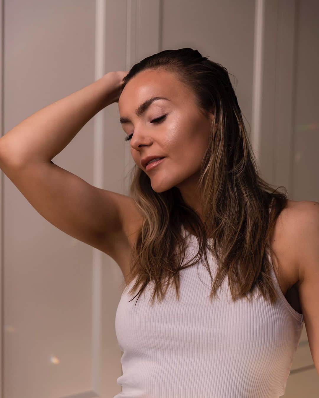 Caroline Berg Eriksenのインスタグラム：「Reklame 🤎🌸 Nå har @makeupmekka lansert self tan drops 🤩 Du blander bare noen dråper inn i ansiktskremen din 💁🏼‍♀️ Perfekt for en superfin glød under sminken på dagtid eller du kan sove med den om natten 😴 Jevnlig bruk gir sterkere resultat ☀️ Du får den hos @makeupmekka til intropris for 50,- 🤯🤩」