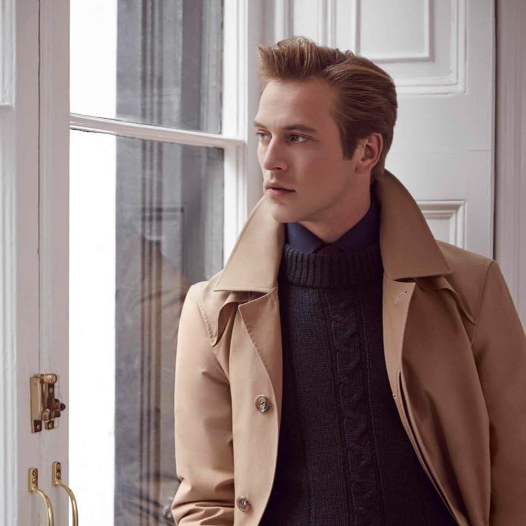 ハンツマンのインスタグラム：「Forecast: Could be warmer! Avoid the snow-flurries and go further afield with  a classic camel raincoat from Huntsman.  This coat is made from 100% ventile cotton, making it waterproof, lightweight and insulating. Perfect to wrap up and layer with your favourite cashmere knitwear, so you can stay chic amid snowfall.     #Huntsman #HuntsmanAtHome #Bespoke #BespokeTailoring #SavileRow #HuntsmanSavileRow #TOSHI #HERO #Menswear #Raincoat  #Suiting #LuxuryMenswear #MensStyle #BritishTailoring」