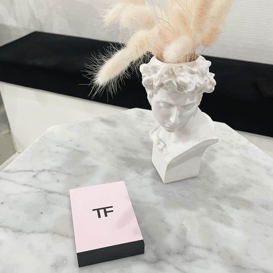 雪村彩音さんのインスタグラム写真 - (雪村彩音Instagram)「. . TOMFORDのアイシャドウが好きで普段はブラウン系をよく使うのだけど 今回はじめてピンク系に挑戦した◎ . ローズピンク限定パケ最高に可愛い〜😻 使うの楽しみ✨✨ . . #tomford #トムフォード #トムフォードアイシャドウ #トムフォードビューティー #tomfordbeauty #tomfordeyewear #ビューティアイカラークォード #ボディヒート #アイシャドウ #eyeshadow #シャドウ #アイシャドウパレット」2月9日 18時06分 - ykmrayn411