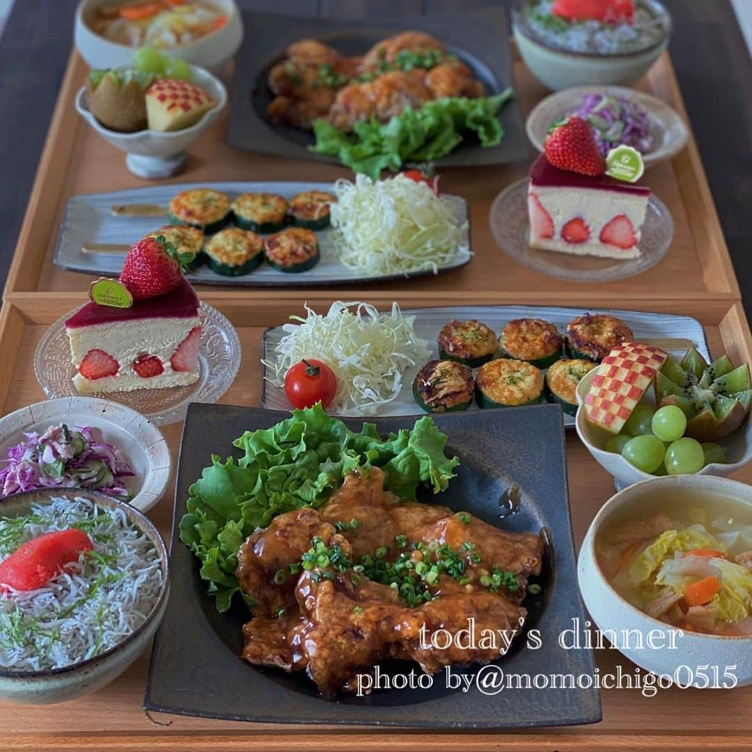 YASUKO TAKESUEのインスタグラム：「. 今日のご飯〜😊💕 . 🌟揚げ鶏の甘酢餡かけ 🌟ズッキーニの味噌チーズ焼き. 🌟白菜のお味噌汁 🌟紫キャベツのサラダ 🌟明太しらすご飯 🌟フルーツ 🌟フレジエ . . 明日はいよいよ入試です🙈. 送って行くので 寝坊しないように 今日は早く寝ようと思います😁✊💕 . . 昨日のフレジエもデザートにいただきます😊💕 . . .  #晩ごはん#晩ご飯#夜ごはん#よるごはん#夕食#おうちごはん#お家ご飯#うちご飯#おうちご飯lover#おうちご飯記録#食卓#手料理#手作りご飯#料理写真#器好き#器集め#献立#家庭料理#food #foodpic#foodstagram#food photography#followme #instagood #水野幸一#古谷浩一#奥田章」