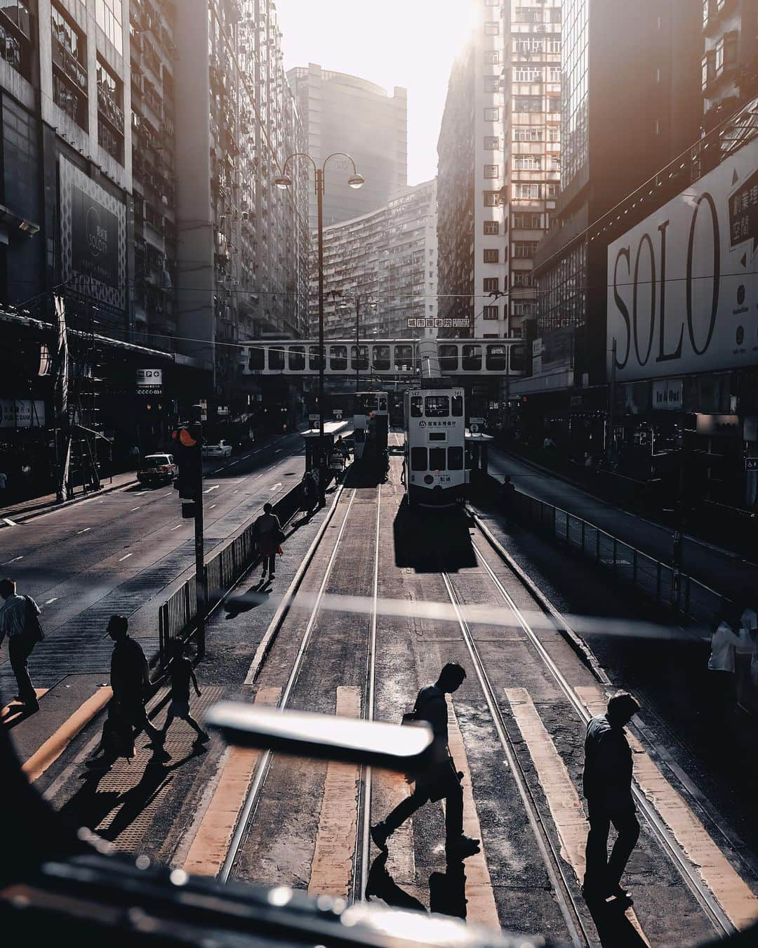 HAYAMI HANNAH ハナさん ど田舎のインスタグラム：「Lights and Shadows 🇭🇰 Tramways 🚊 @hktramways  Quarry Bay 鰂魚涌 ? Hong Kong Island!  トラムの車窓から。 奥に見えるのが有名なモンスターマンションです！ 古い街並みが好きですねー。😊 感謝　ハナ  —————— 📸 @SonyAlpha 7RM3 📍 @TamronJP A36 28mm  📍ISO100📍SS 1/500 📍F4 —————— .⁣ .⁣ .⁣ .⁣ .⁣ #hayamihannah  #hongkong #explorehongkong #streetclassic #zolimahongkong  #streetleaks #citykillerz #reframinghk #insidehongkong #sonyhongkong #hongkonger #hkphotography #citygrammers #sphkcollective #discoverhongkong  #homekong #picsofhk #hongkongphotography #discoverhk #spicollective #urbanstreetphotogallery #streetfinder #awesomehongkong #streetphotography #bcncollective #hongkongstreetphotography #lensbible #streetlife #visualhongkong #hongkonginsta」