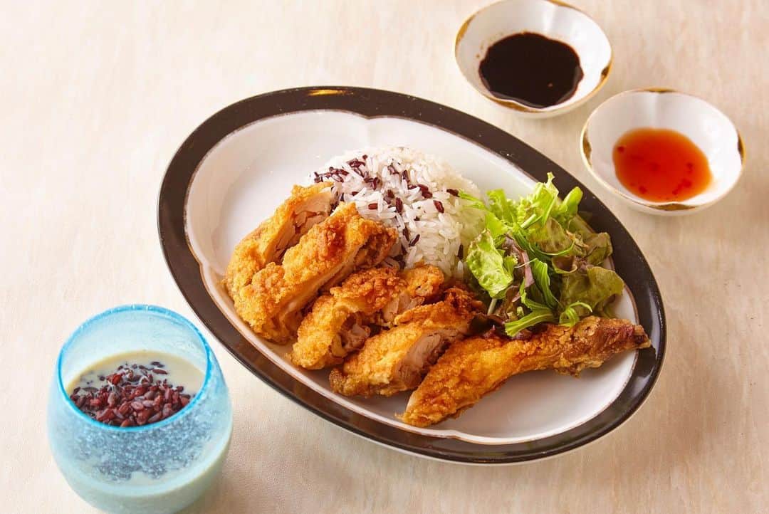 THE WESTIN TOKYO | ウェスティンホテル東京さんのインスタグラム写真 - (THE WESTIN TOKYO | ウェスティンホテル東京Instagram)「健康と美への意識が高い「タイ王国」の食材を、広東料理「龍天門」の料理長がアレンジしてつくるタイ料理の特別メニューを期間限定でご提供🇹🇭 レモングラスなどのスパイスを効かせたクリスピーチキンと、健康効果が高いと話題のライスベリーとタピオカのデザートで、エキゾチックなひとときをお過ごしください✨ 「Thailand Health & Beauty Foods Month」の詳細はプロフィールのリンクより🔗  For February only, treat yourself to a marriage of Thai and Cantonese delicacies at Ryutenmon🇹🇭 Experience the creative culinary flair of Chef Waguri and enjoy tantalizing creations like the aromatic "Crispy Chicken Rice with Riceberry and Lemongrass" or the healthy exotic "Almond Cream with Riceberries" dessert✨  View more wholesome offerings available with our "Thailand Health & Beauty Foods Month" via our bio link🔗  #ウェスティンホテル東京 #ホテル #東京 #タイ #タイ料理 #タイ食材 #日本料理 #広東料理 #中華料理 #ウェスティン東京 #WestinTokyo #hotel #Cantonesefood #Chineserestaurant #cantonesecuisine #chinesefood #thewestintokyo #hotellife #Japanesefood #Thaifood #Thaicuisine #ライスベリー #Riceberries #ButterflyPea #バタフライピー #バタフライピードリンク #ButterflyPeaDrink」2月9日 18時11分 - westintokyo