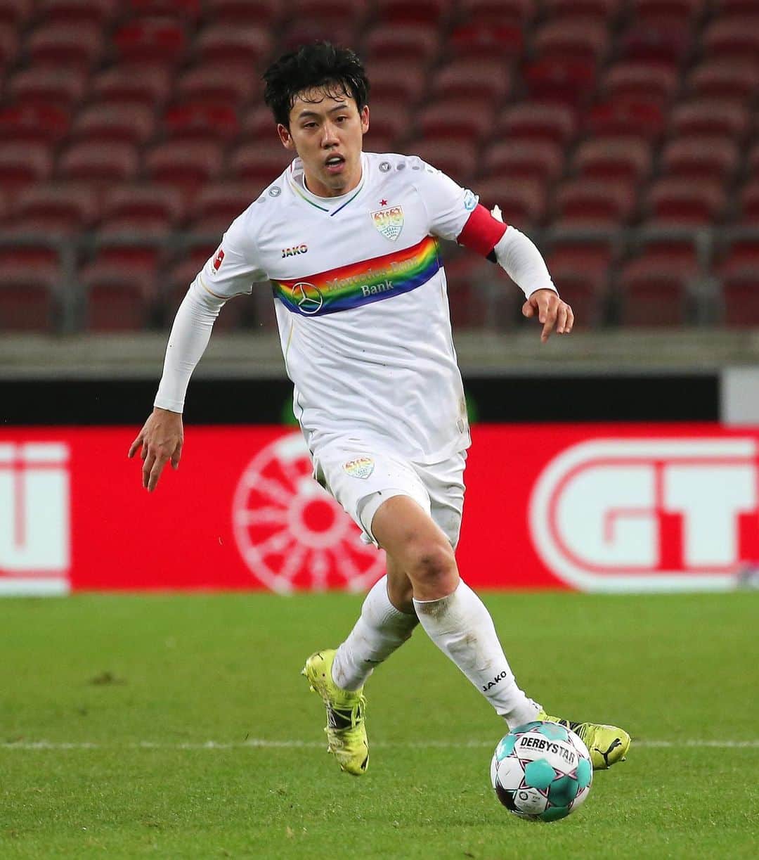 VfBシュトゥットガルトのインスタグラム：「🎉 Happy Birthday, @endowataru❗️ Der zweikampfstärkste Spieler der @bundesliga wird heute 2⃣8⃣ Jahre alt. 🤜🤛  #VfB #bundesliga #happybirthday #herzlichenglückwunsch #allesgute #geburtstag #Endo #fighter #auscannstatt #VfBStuttgart」