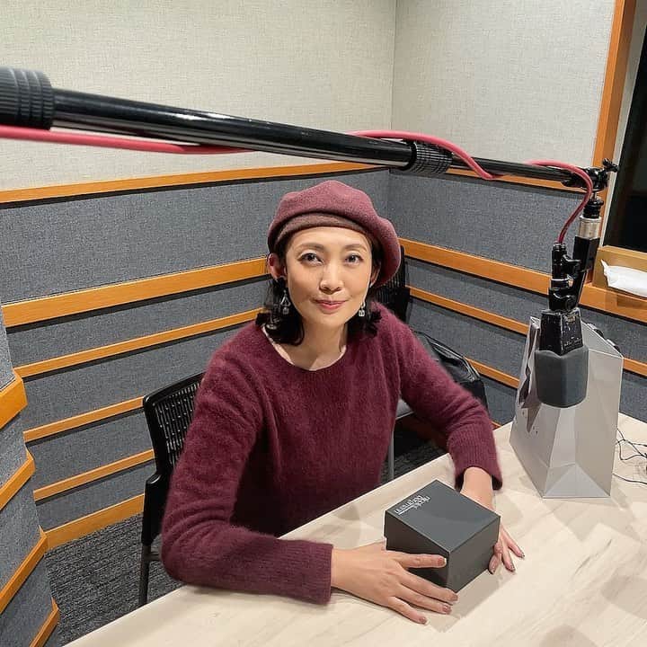 田中美里のインスタグラム：「今日はお誕生日。 2月9日。 ニクの日。 肉の日。  今年はみんなでワイワイ 食べに行ったりできませんが 逢えない分 友人たちの お祝いのメールや連絡が 今まで以上に 心にしみます。  この動画は少し前ですが、 早めにお祝いしてくれた bayfm「モーニングクルージン」のスタッフからのお花です。  番組も今年の10月で 20年目を迎えます。 もはや家族。  みなさんもこの場をお借りして ありがとうございます。  #お誕生日 #2月9日  #ニクの日  #bayfm #モーニングクルージン #土曜日 #朝9時 #よく見たら #眼鏡の跡すごいね」