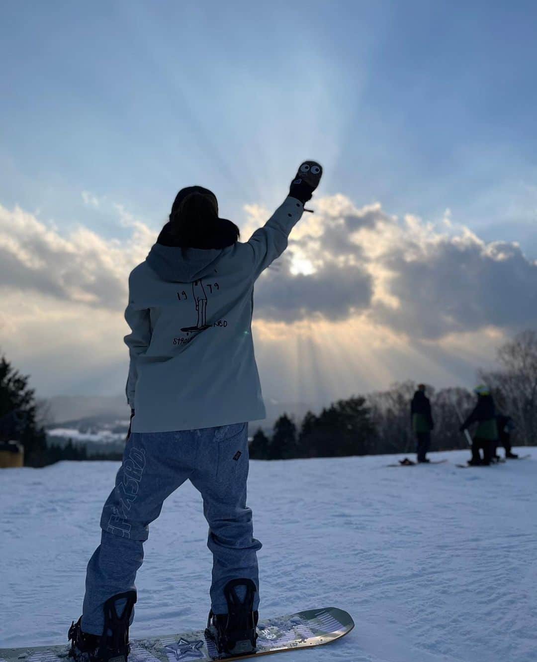 SUMIREさんのインスタグラム写真 - (SUMIREInstagram)「今週の目標🙏 . アンディーとソネとドライブ💪 . 成功させます‼︎ . ほんと難しい😂😂😂 . 先生頼みますよ😙😙😙 . #snowboard#snowboarding#followme#likeit#winter#winterfashion#border#sport#fashiongram#japan_of_insta#japanesegirl #family#ボード女子#岐阜#高鷲スノーパーク#ダイナランド#ボード#練習#キッカー#ボックス#パーク#ボード好き集まれ」2月9日 18時13分 - rs2_05richan
