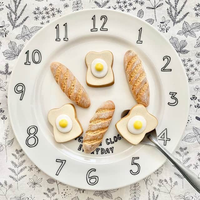 BASE（ベイス）のインスタグラム：「箸置き イホシロ窯 美濃焼 ／ Ange（@ange_shop）  本物そっくり！ ＼ 🥖ホカホカ🥖 ／ おいしそうな匂いがただよってきそう🤤  北欧風の生活雑貨、ギフトにしたくなるベビーグッズ 思わず自慢したくなるアイテム🎈 宮崎県に実店舗もあるショップ＜Ange＞。  ミニチュアサイズのパンの箸置きは 美濃焼きでできており 食卓がたのしくなりますよ。  —————————  BASEではショップの公式アカウントを応援！  こちらの投稿に「いいね」や 「コメント」をくださったショップ様の商品を BASE公式Instagramの「商品紹介」にて 抽選で紹介させていただきます。  ぜひこの機会にご参加ください🌟」