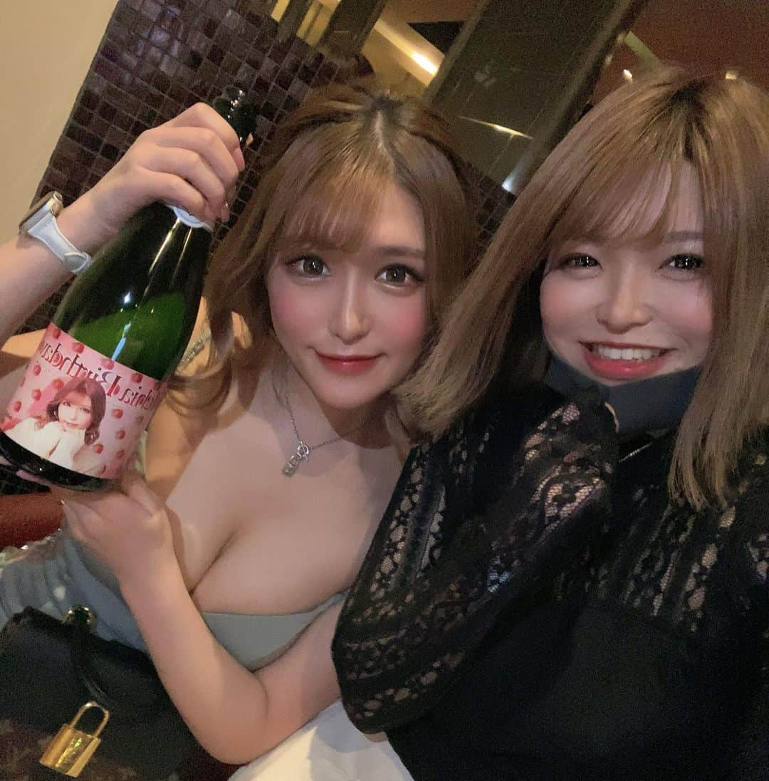 ちゃんのあさんのインスタグラム写真 - (ちゃんのあInstagram)「わたしのかわいいリアル妹♡ 赤門倶楽部いっちゃんのお誕生日お祝い👏 3月はブランベール　もあ 4月はプレミア　ゆあ リアル妹多くて お誕生日お祝いが続く🥂笑  美味しいごはんに お祝い連れてってくださったお客様に とっても感謝🥲💕  #六本木 #すすきの #錦 #大阪 #中洲 #福岡 #新宿 #ミナミ #仙台 #キャバクラ #シングルマザー #星崎希愛 #シティーグループ #プレミア #キャバ嬢 #シャンパン #お酒 #ナイツネット #巨乳　#コロナ対策 #ポケパラ #ドレス　#ホステス #Amazon欲しいものリスト」2月9日 18時16分 - noa.723_noble