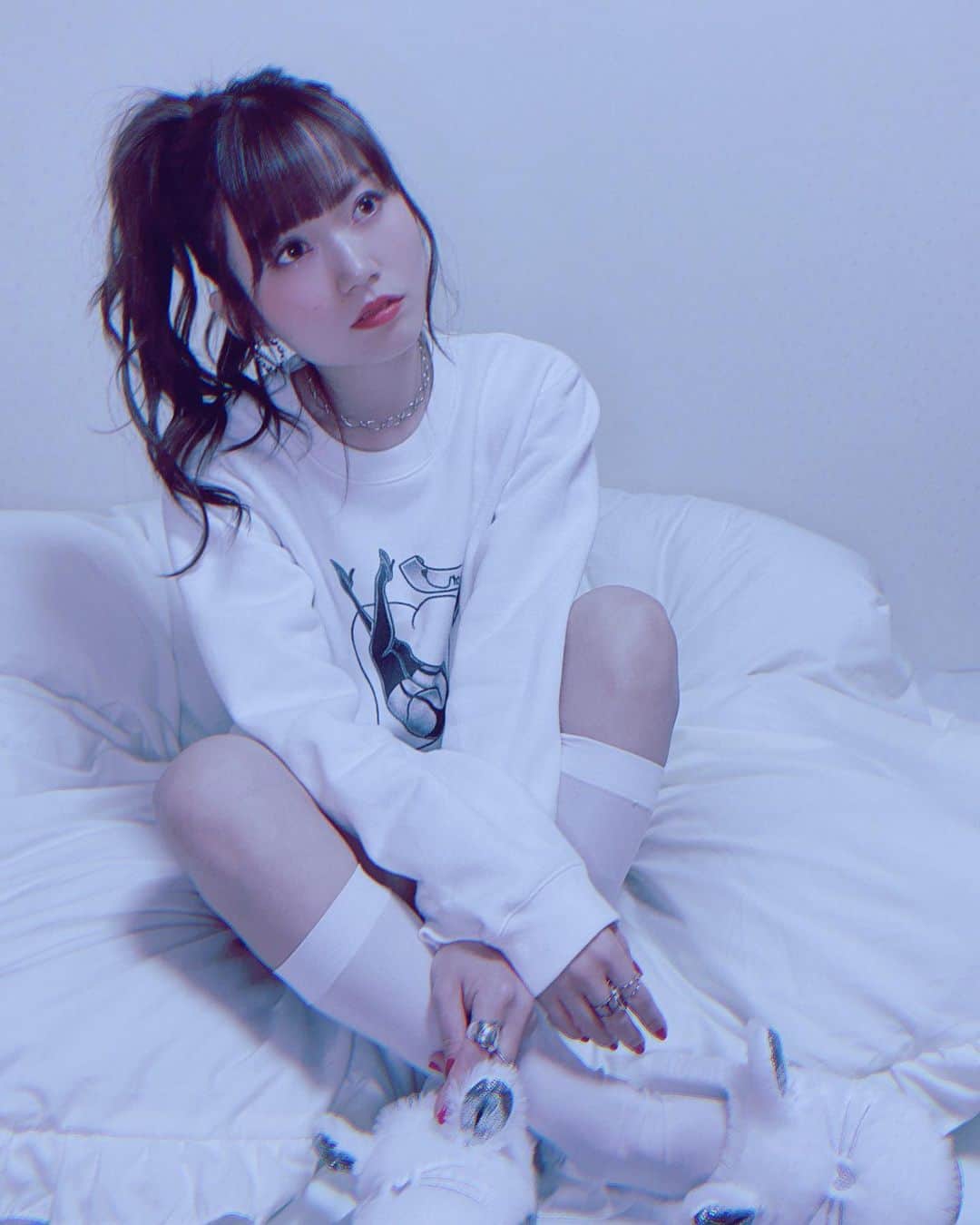 のインスタグラム：「𝒜𝓁𝓁 𝓌𝒽𝒾𝓉ℯ 𝒸ℴ𝒹ℯ❄️  Accessories @laguagem  @_juemi_  tops @fiction_tokyo_official  slipper @lacvert_official   #lacvert さんから可愛すぎる スリッパをいただいたので ホワイトコーデをしてみました🐰 ZOZOTOWNでげっとできます⋆  そして今日は @39ben.music のMV撮影📸 わくわくしたので伝わるといいなぁ！お楽しみにです！」