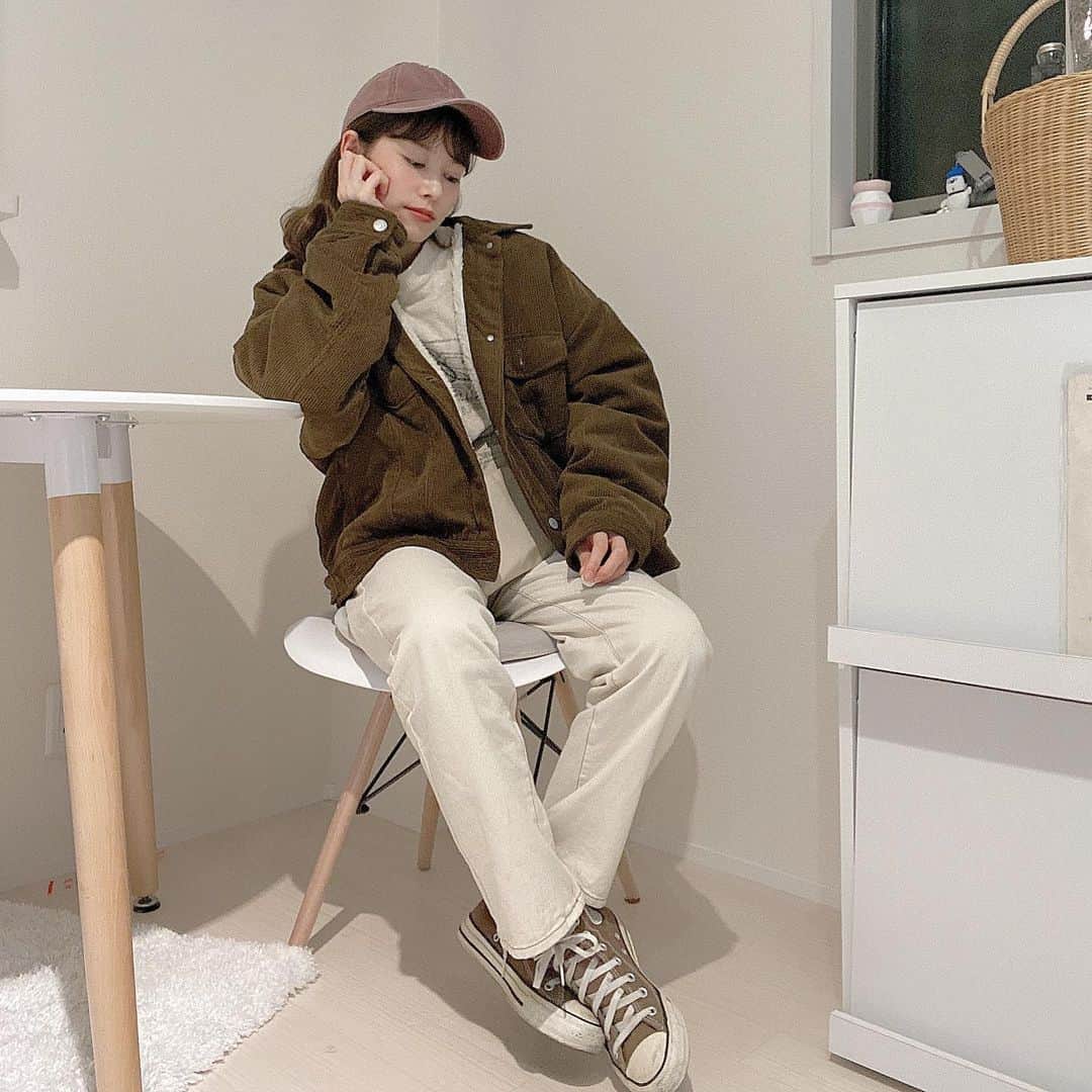 m.a.c.o.zのインスタグラム：「寒かったから おうちで撮ったww . . brown × white コーデ . . プチプラでコーデ スニーカーとキャップ♡ . . #GRL#グレイル#プチプラコーデ#レディースファッション#スニーカーコーデ#低身長コーデ#キャップコーデ##キャップ女子#スニーカー女子#ホワイトデニム#ストレートパンツ#コンバースコーデ#コンバースハイカット#古着mix#古着コーデ#古着女子#古着好きな人と繋がりたい#冬コーデ」