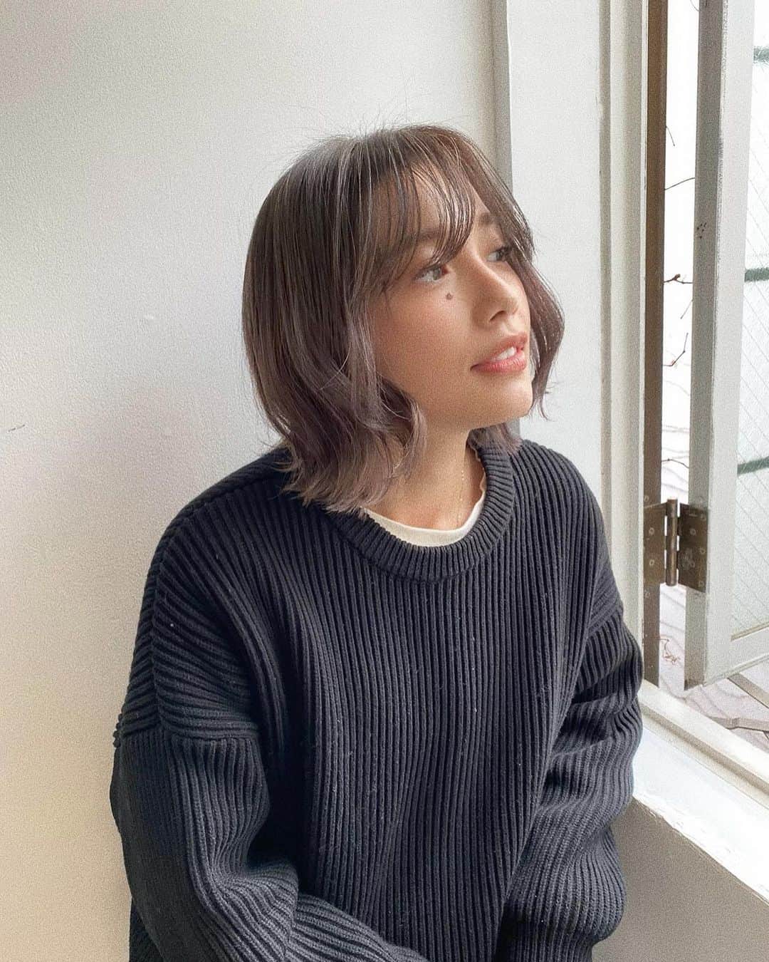馬詰まほのインスタグラム：「またちょっと切った☺︎ ハイライトも復活したよ 前髪ひさしぶりにだしてみたけど、新鮮だね♡  けんくんありがと😘🙌🏾 hair by @log_kenjikarasawa / @log_omotesando」