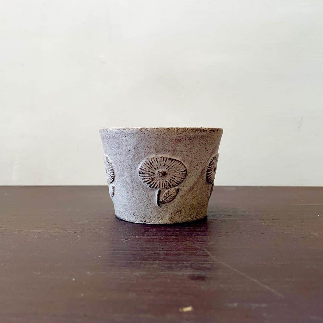 手紙社さんのインスタグラム写真 - (手紙社Instagram)「【「手紙社のオンラインフェスティバル 紙博&陶博」出展者：fuji-gallery】 長い時を経て、今ここに存在しているかのような、静かな美しさをまとった陶器やアクセサリーを手がける「fuji-gallery（@fuji.gallery）」。マットで味わい深い釉薬が、器に施された草花のモチーフなど繊細な模様を引き立てます。今回は、これまでよりもひと回り小さい、新作の碗も用意してくれるとのこと。いつもの食卓を華やかに演出してくれる器たちを、お見逃しなく！  --------------------- 【「手紙社のオンラインフェスティバル 紙博&陶博」開催概要】 会期：2021年3月1日（月）〜3月7日（日）　＊参加無料﻿ 会場：「手紙社のオンラインフェスティバル 紙博&陶博」公式サイト﻿ ＊公式サイトは近日中にオープン予定です  ▶︎詳細は手紙社公式Webサイト→「NEWS&TOPICS」をチェック！  ◎オンラインショッピング 定番アイテムだけでなく、新作やここだけの限定アイテムなど、出展者による渾身の作品がずらりと並びます。さらに“手紙社の部員”限定で、ひと足早くお買い物ができる先行販売を実施！ プレビュー期間：2月25日（木）12:00〜2月27日（土）24:00 先行販売期間：﻿2月28日（日）10:00〜24:00﻿ 一般販売期間：﻿3月1日（月）12:00〜3月7日（日）24:00﻿  ◎オンラインミーティング 制作のバックグラウンドや実際に販売する作品の紹介などを直接聞いたり見たりできるオンラインミーティング（番組）を、一部の出展者からお届けする予定！  ＊「手紙社の部員」について詳しくは▶︎手紙社公式サイト→「部員ですけど、何か？」をチェック！  #手紙社#手紙舎#紙博#陶博#オンラインイベント#紙#イラスト#デザイン#印刷#活版#文房具#マステ#ハンコ#手紙#箱#雑貨#陶器#磁器#器#ブローチ #tegamisha#kamihaku#touhaku#paper#papercrafts#ceramics#pottery#handcraft#brooch#fuji_gallery」2月9日 18時26分 - tegamisha