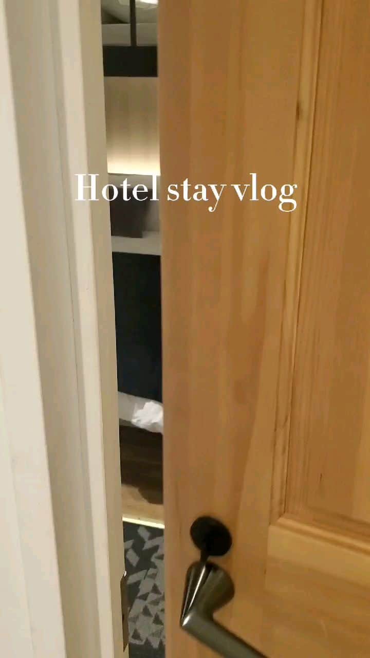 のインスタグラム：「. 休日にお友達とホテルにお泊まりしたvlogを YouTubeにてupしました〜🍠 これはほんの一部︎︎✌︎ 是非プロフィールから飛んで見てね！‪‪❤︎‬‪︎‬ ‪︎  全て去年撮影したものです🍠」