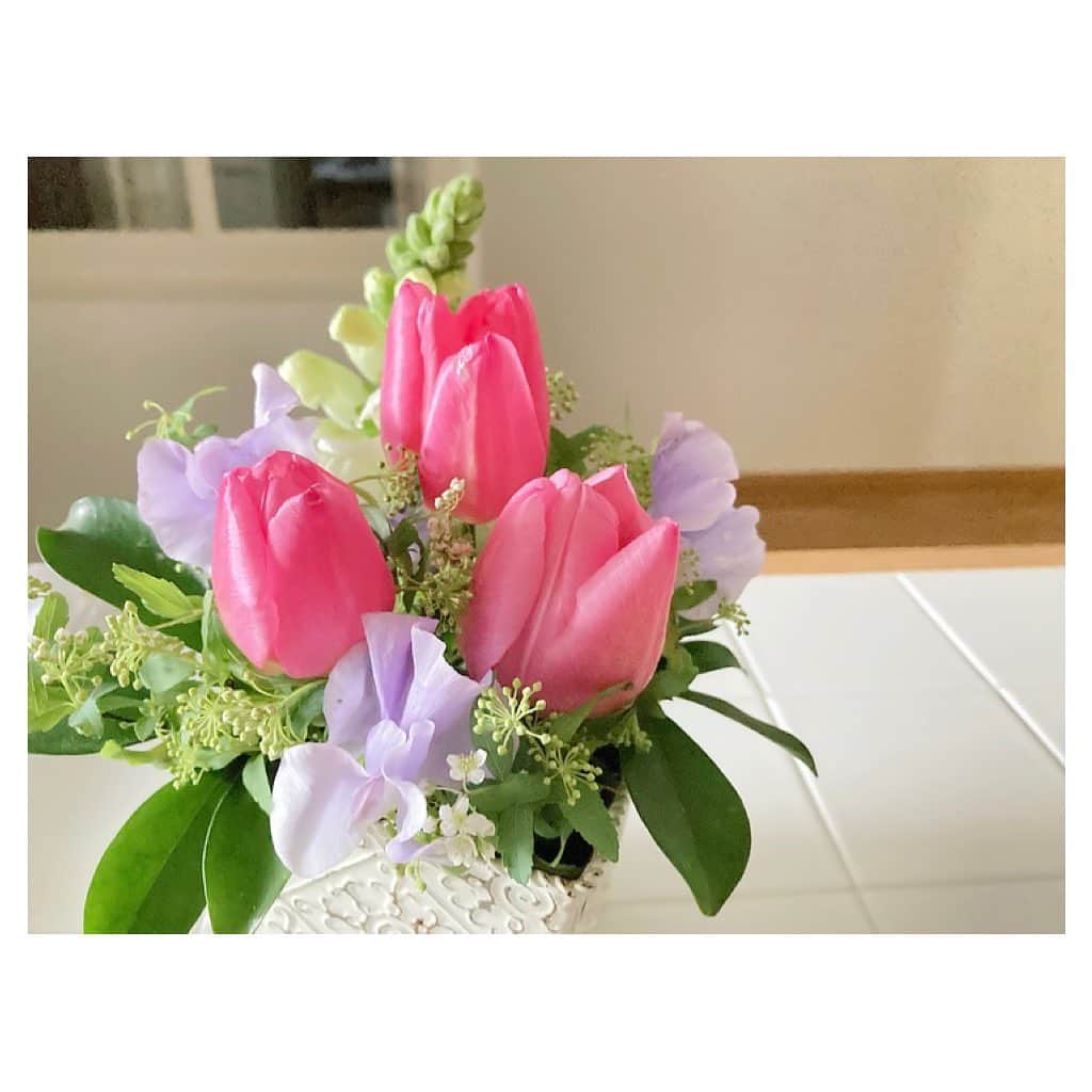 石崎佳代子さんのインスタグラム写真 - (石崎佳代子Instagram)「🌷 日差しが春めいてきました！ スタジオにもチューリップが登場。 持って帰ってきた花を生け直しました。 気温はまだ低くても、 視覚から春を愛でています😊 . #春　#spring #花のある暮らし #花を飾る #花を楽しむ　#チューリップ　#フラワーアレンジメント」2月9日 18時18分 - kayoko_ishizaki
