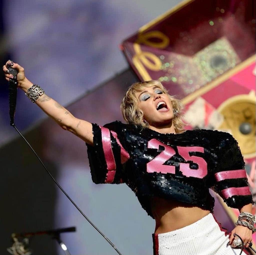 グッチさんのインスタグラム写真 - (グッチInstagram)「@mileycyrus wore a custom #Gucci sequin embroidered cropped T-shirt, pants and pom poms for her performance for the Super Bowl LV #TikTokTailgate pre-show in Tampa, Florida. #SBLV @nfl #MileyCyrus @alessandro_michele @tiktok #AlessandroMichele」2月9日 18時23分 - gucci