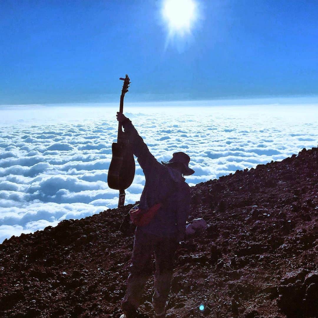 原あやののインスタグラム：「コロナ終息したら割と本気で富士山に登りたくてずっと登ってた時のあれこれを見ていた何度も三途の川を見かけてもう二度と登るもんか！！！（マジギレ）って思ってたのにそういうもんよね〜〜我こそはマッチョ各位どんなもんでしょうか 登山の時とかの投稿アーカイブ戻した🗻  #富士山#もうギターはいいですけど#登山#無敵降臨#したときの感覚を思い出したい#あのころの体力ある？#多分ない#終息向けて鍛えとこ#なんとこのあとライブです#ファイヤー」