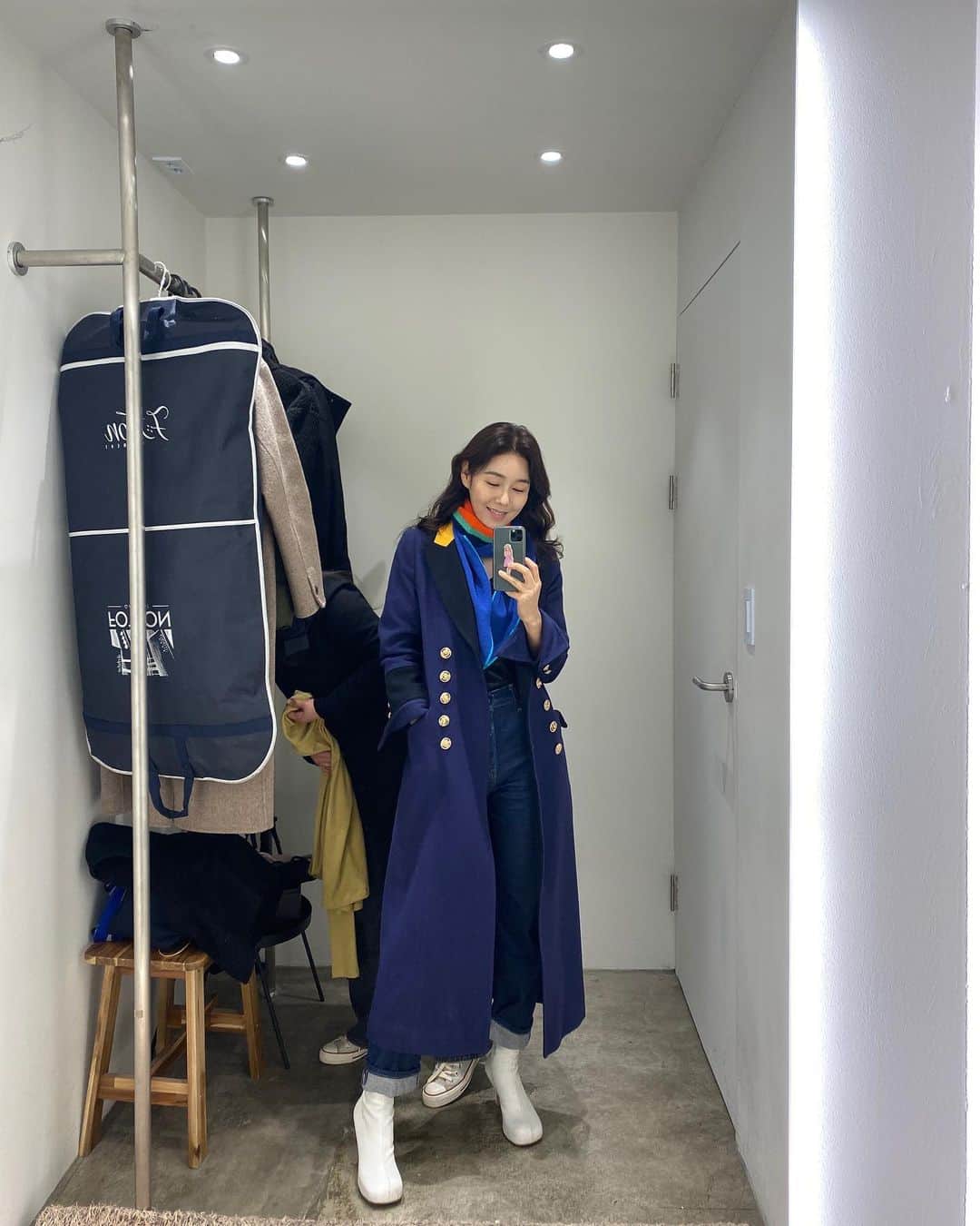 パク・タミのインスタグラム：「- 얼굴만 숨기면 다 숨는다는걸 아는 똑똑한 박상정 11년 같이 일하는 동안 같이 찍은 사진 한장 없는 신비주의 #자세히보면투샷  촬영중 텀이 많이 길어져 집에 와 점저뚝딱~~ 에이. . 이정도 맛에 감탄하면 안되지~~ #짜장볶음밥 에 감동 반응~ 이래서 해줄맛나는😋 담엔 김볶밥을 해주게써~~~~~  #이제밤씬찍으러출발🕺🏻」