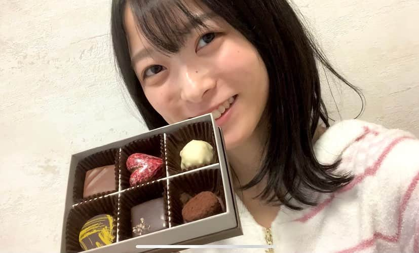 高本采実さんのインスタグラム写真 - (高本采実Instagram)「🍫 昔からチョコが好きで（ビター派） 毎年バレンタインの時期は自分用に何かチョイスする人✌︎  今年は @daskajapan のフランス直輸入のラフェバリにした🥺  惜しみながら毎日少しずつ食べてて 特別好きなビター系は最後の楽しみにとってる。。。🤭  オンラインショップ（楽天市場店、Yahoo!ショッピング店） で買えるよー☺︎🍫 🔎「ラ フェヴァリ」 . . . . . #ラフェヴァリ  #ダスカコレクション #バレンタイン #ホワイトデー #チョコレート #VALENTINE #chocolate  #チョコ好き #daska #daskacollection  #PR #チョコレート #トリュフ #truffe #高本采実  #あやみん #ayamistagram」2月9日 18時34分 - ayami__summer