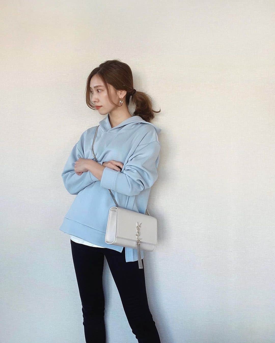 石黒美帆のインスタグラム：「*﻿ ご近所DAY🚲♡﻿  バッグは替えましたが 動きやすさ重視の日でした🤗﻿ ﻿ ﻿ ﻿ ﻿ #auntmaries#アントマリーズ#am_code#pr﻿#ファッション#シンプルコーデ#大人カジュアル#フーディー#パーカー#パーカーコーデ#ザラ#ザラジョ#ザラジョコーデ#サンローラン#冬コーデ#冬服コーデ」