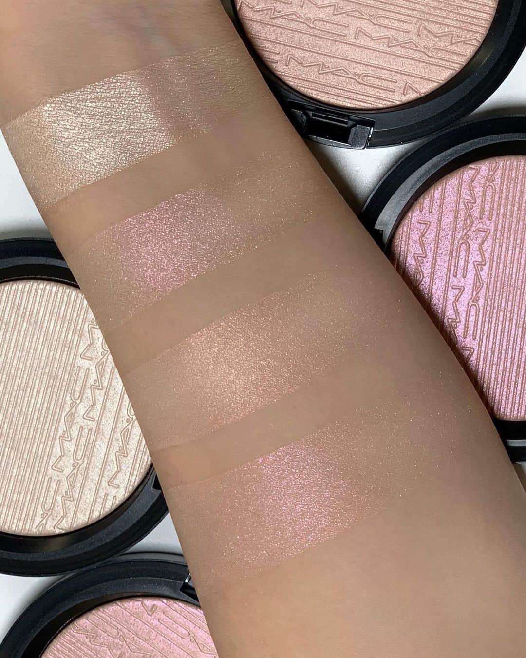M∙A∙C Cosmetics Japanのインスタグラム：「【明日公式オンライン＆全国発売！】 軽くシルキーなつけ心地で肌に艶を与えるエクストラ ディメンション スキンフィニッシュに新色が2色登場💕 スワイプしてカラーと仕上がりをチェック👉✨ ㅤ ■エクストラ ディメンション スキンフィニッシュ/ 画像3枚目: アイスド アプリコット（ピーチ） 画像4枚目: ペタリック メタリック（ローズ） ㅤ *2月10日(水)発売 ※公式オンライン 午前10時発売予定。システムの影響により、発売が多少前後する可能性がございます。何卒ご了承ください。」